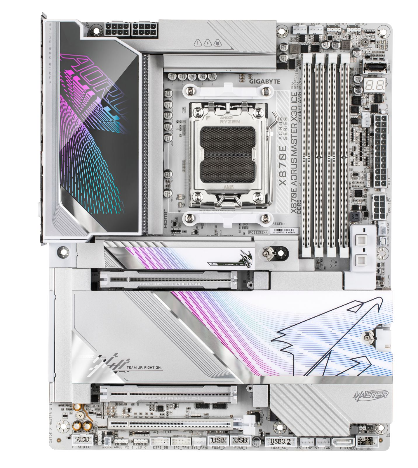 Een wit moederbord met het AORUS-logo, AMD Ryzen-socket en diverse poorten en slots.