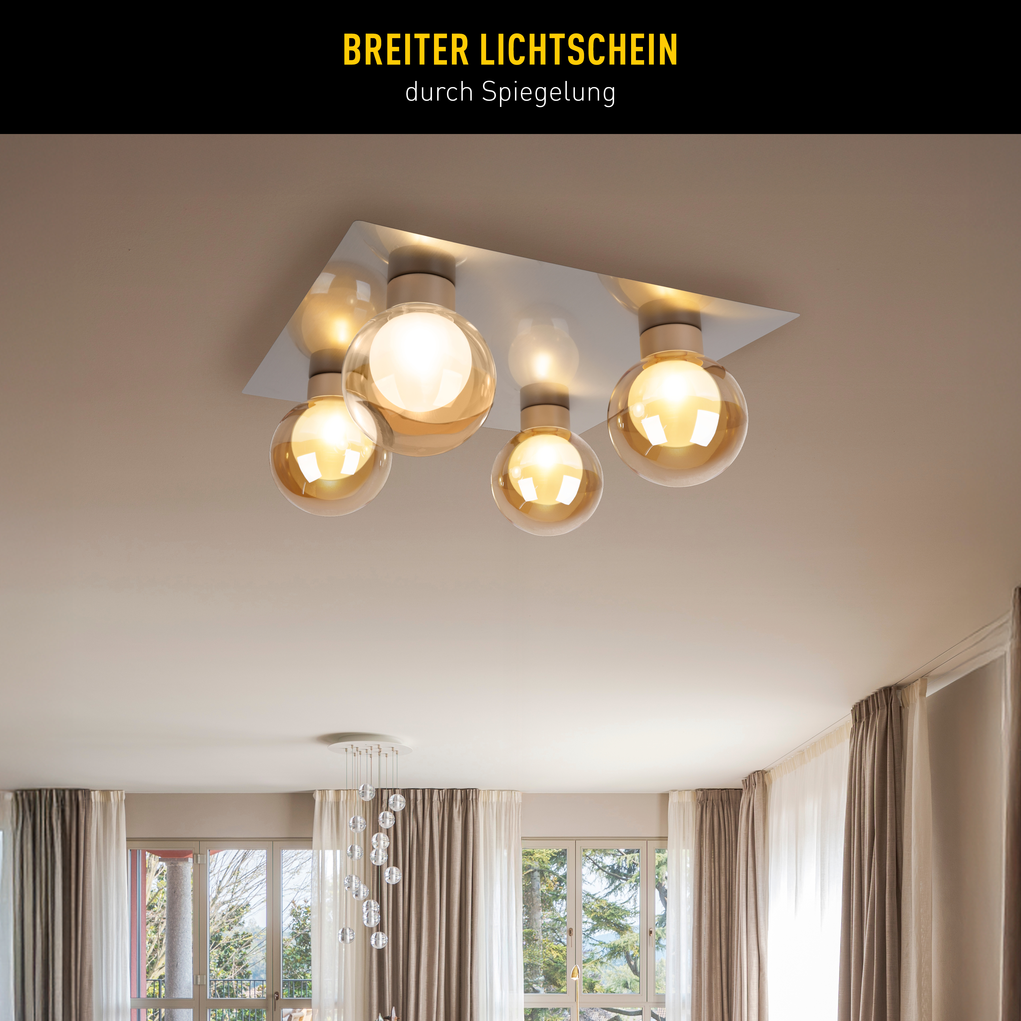 Deckenleuchte mit vier bernsteinfarbenen Glaskugeln. Fenster mit Vorhängen im Hintergrund.