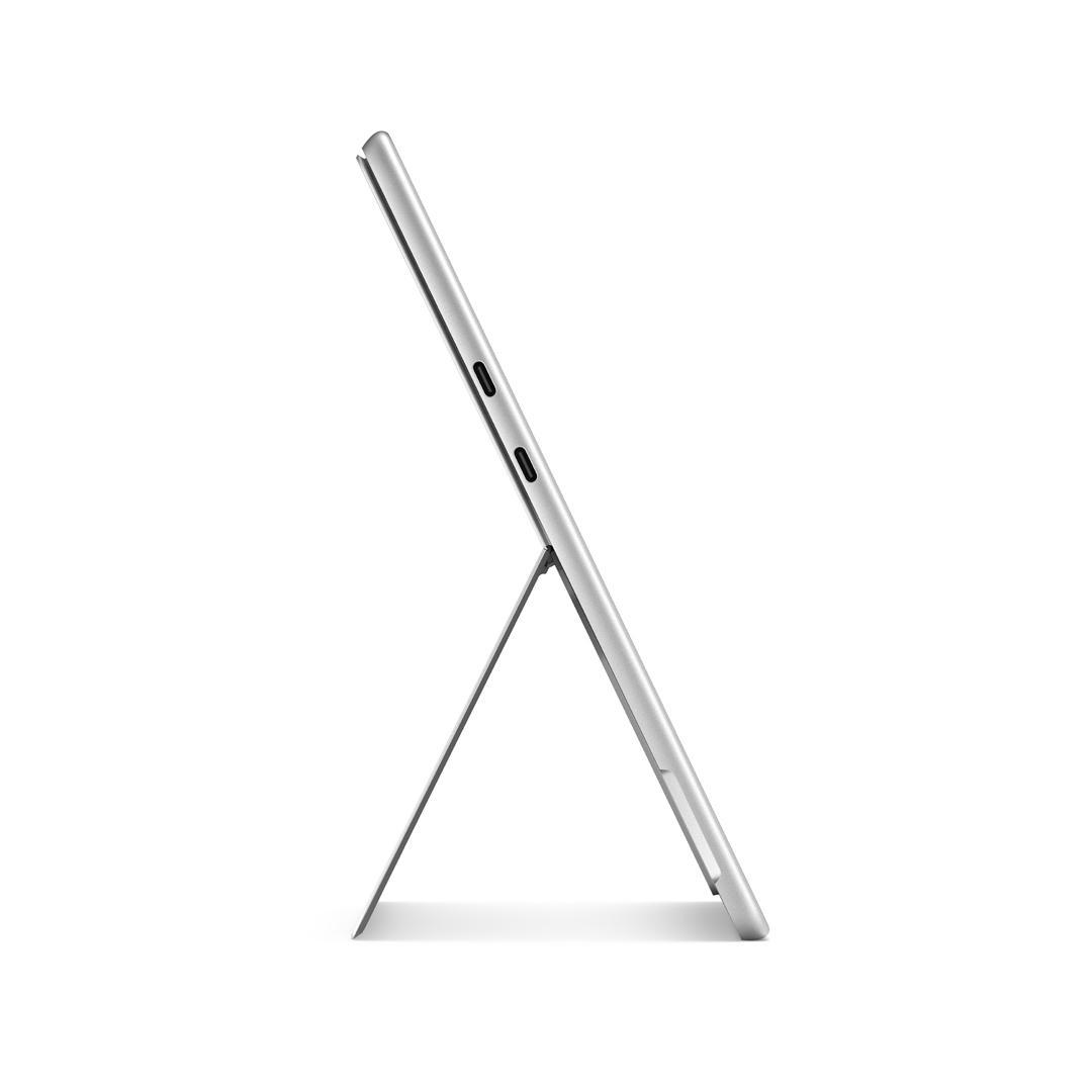 Ein silbernes Tablet wird von einem Ständer auf weißem Hintergrund gehalten. Der Bildschirm ist geneigt und zeigt das Seitenprofil.