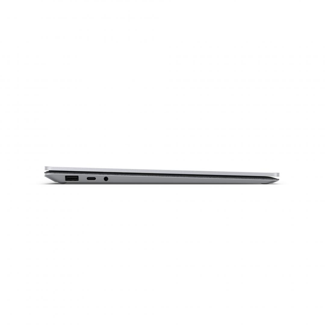 Ein silberner Laptop, von der Seite gesehen, ist geschlossen. Die Anschlüsse sind an der Seite sichtbar. Der Hintergrund ist weiß.