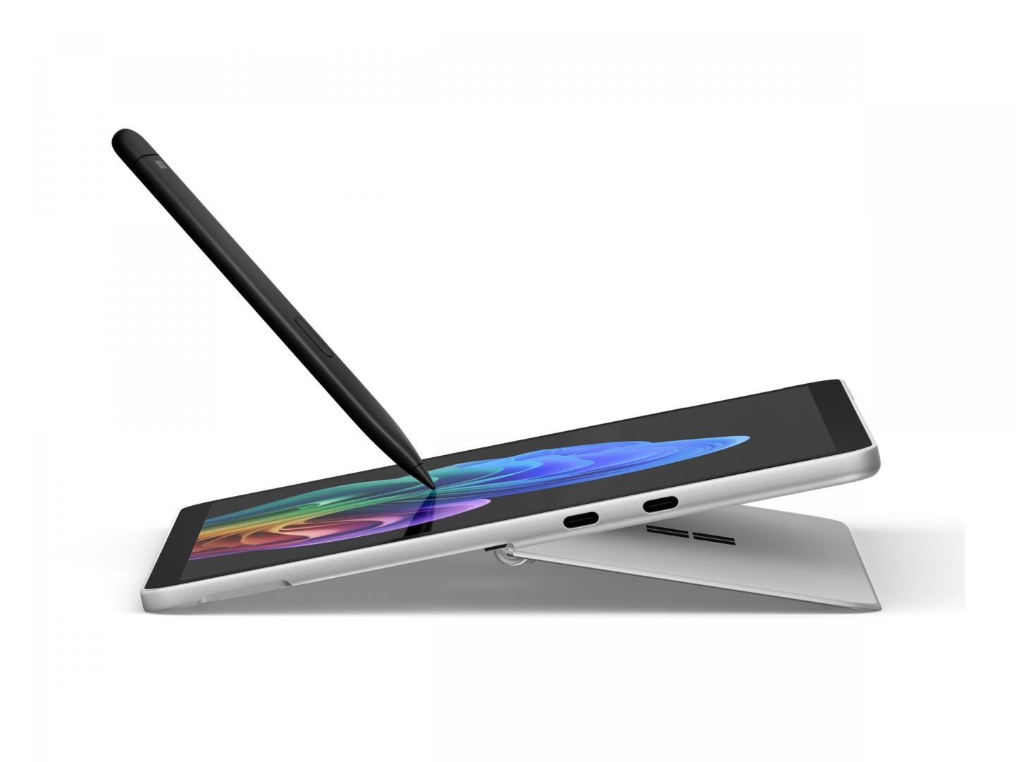 Una penna stilo nera sospesa sopra un tablet con un display colorato. Il tablet è aperto e lo sfondo è bianco.
