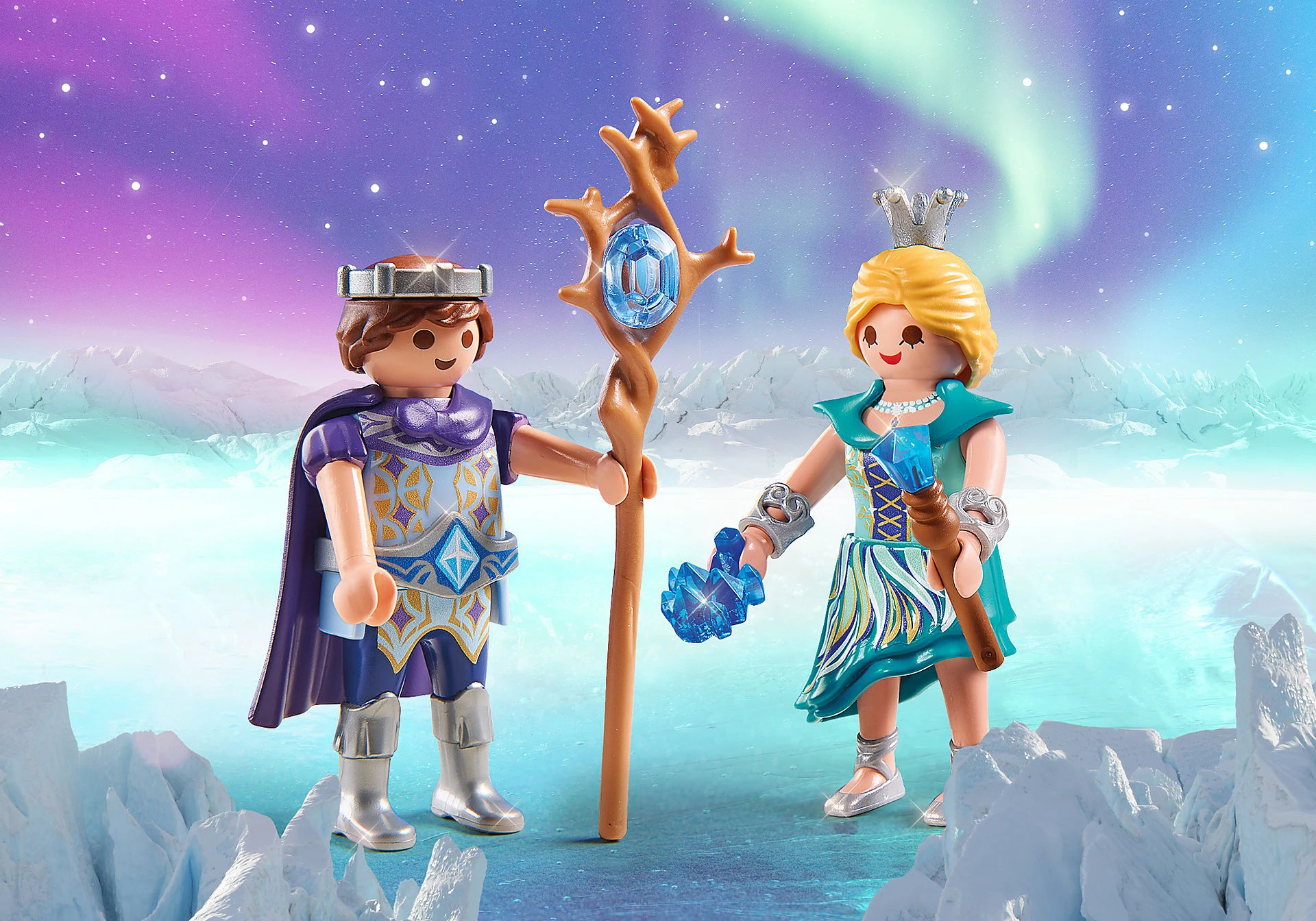 Dwie figurki Playmobil, książę i księżniczka, w zimowej scenerii. Książę trzyma laskę. Zorza polarna w tle.