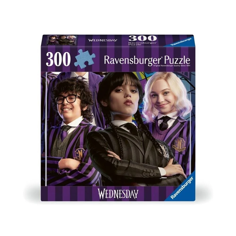 Pudełko z puzzlami z Wednesday Addams. Pudełko przedstawia postacie i ma tytuły "Wednesday" i "Ravensburger Puzzle".