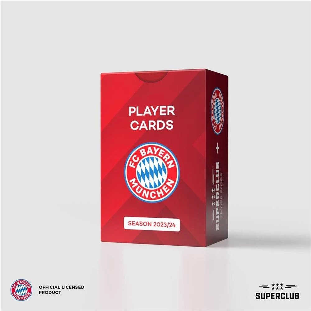 Eine rote Schachtel mit Bayern München Spielerkarten. Sie hat das Vereinslogo, den Text 'PLAYER CARDS' und Saisonangaben. Der Hintergrund ist schlicht.