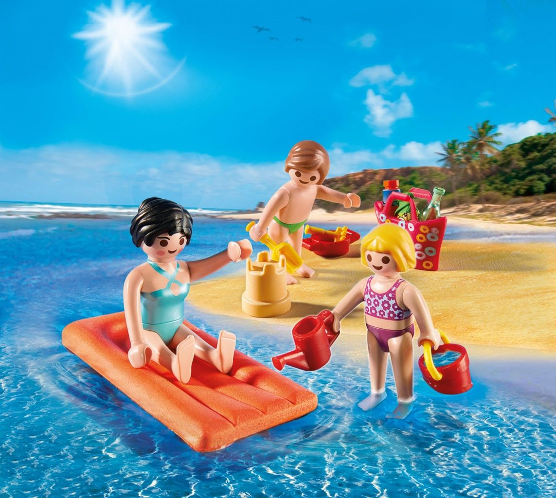 Strandszene mit drei Spielfiguren. Eine auf einem Floß, eine andere beim Sandburgenbau und eine mit einer Gießkanne und einem Eimer.