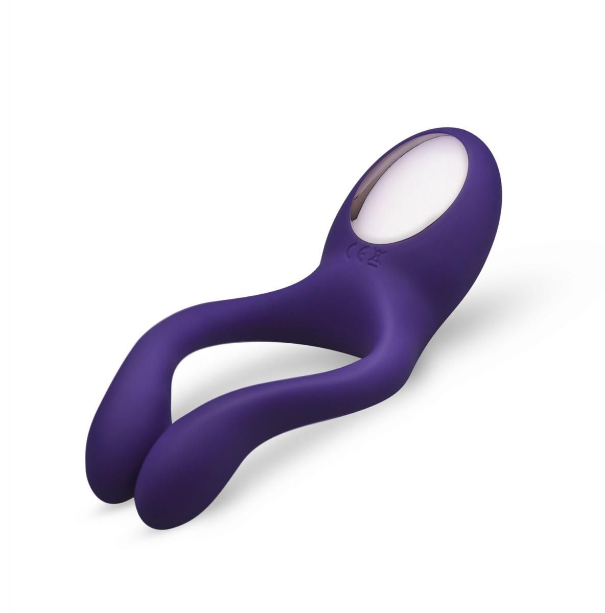 Ein lila Sexspielzeug, gebogene Form, mit einem silbernen, ovalen Aufsatz. Es befindet sich auf weißem Hintergrund.