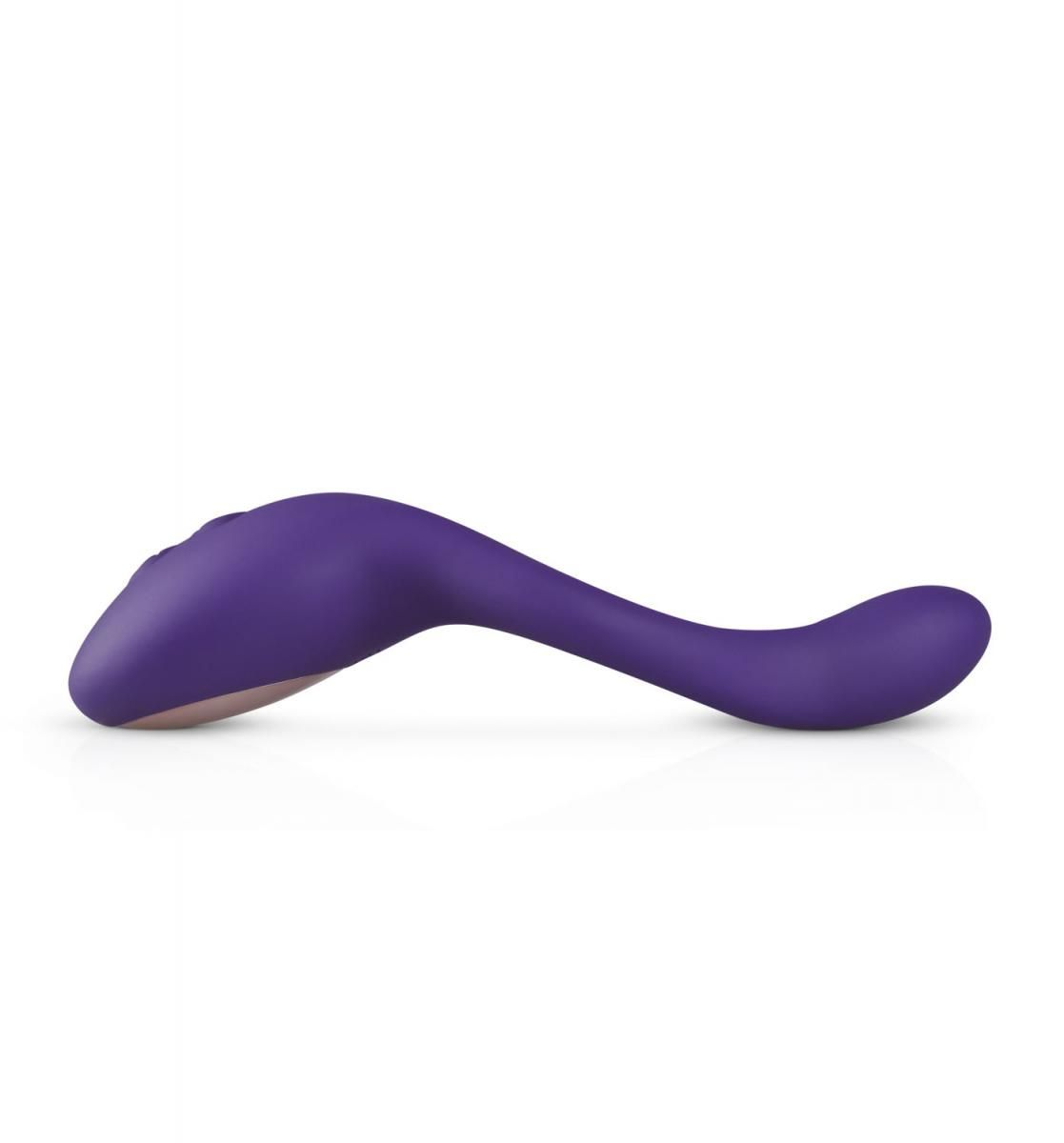 Ein lila Sexspielzeug, geschwungen und glatt, liegt auf einer weißen Oberfläche. Es ist ein Vibrator mit rundem Kopf und gebogenem Schaft.