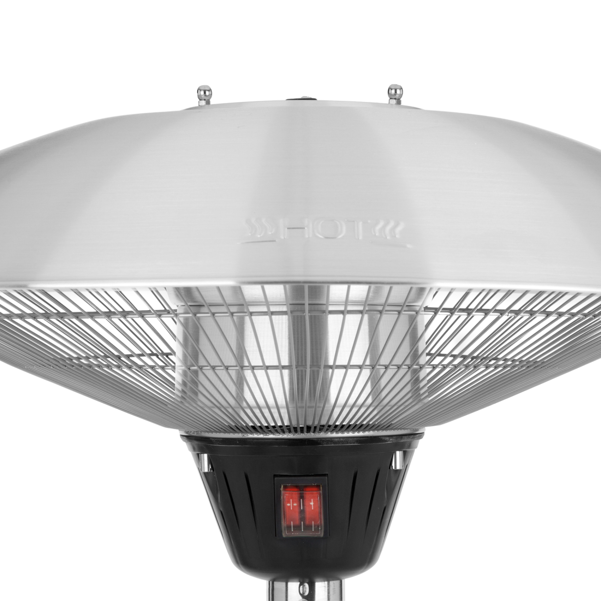 Primer plano de un calentador de patio plateado. Tiene un reflector grande, una rejilla metálica y una base negra con un interruptor rojo.