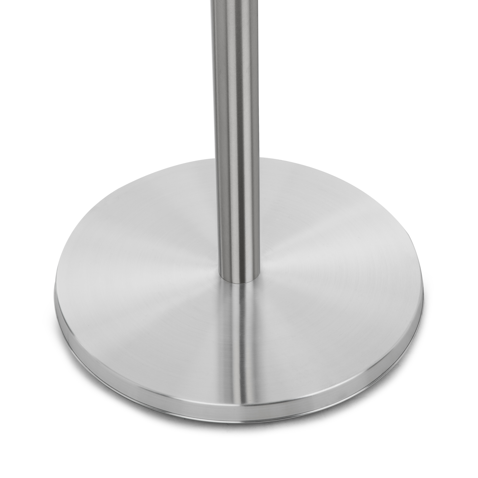 Una base de lámpara de metal plateado con una base redonda de metal cepillado y un poste central, sobre fondo blanco.
