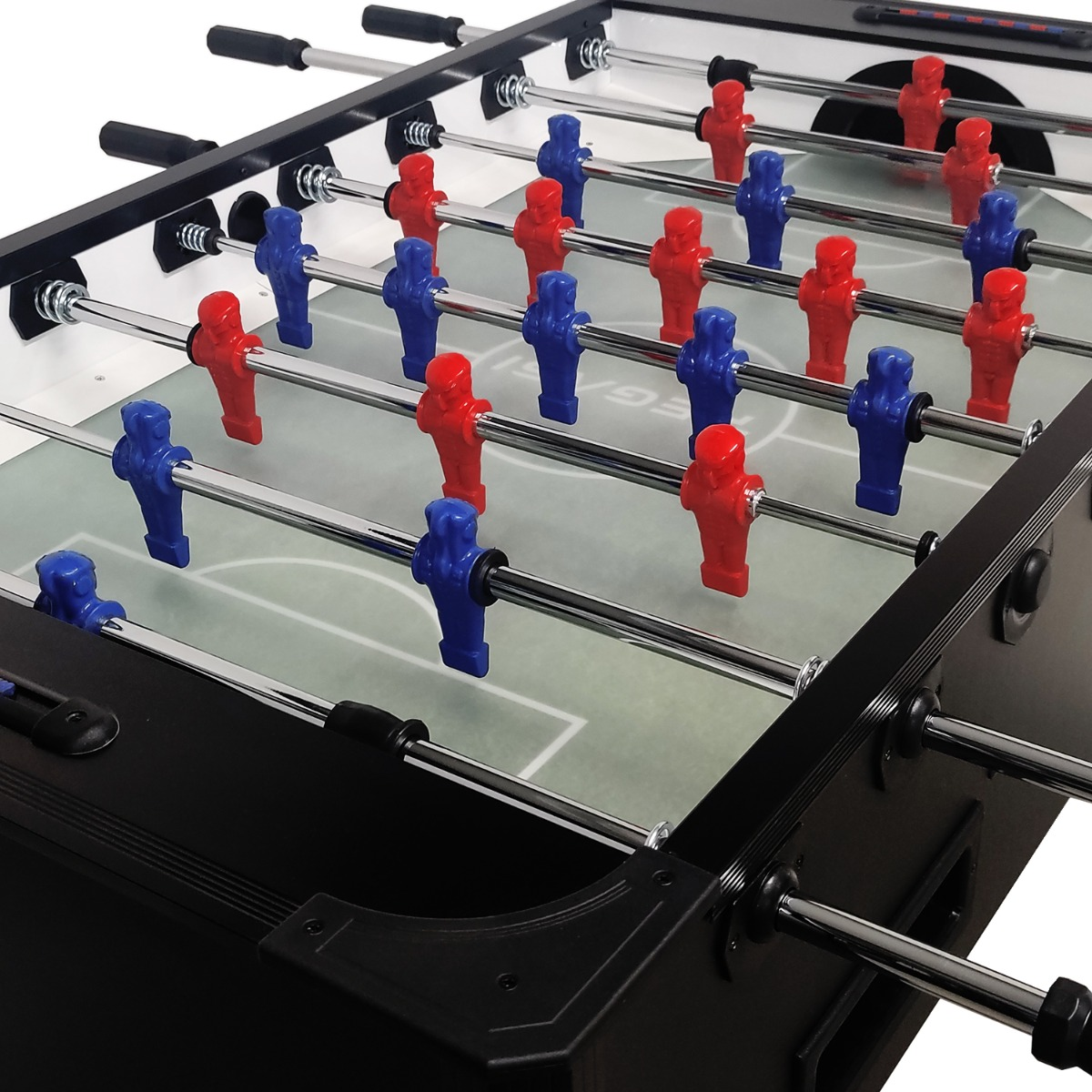 Een tafelvoetbal met rode en blauwe spelers. De tafel is zwart met zilveren stangen. Het veld is groen met witte markeringen.