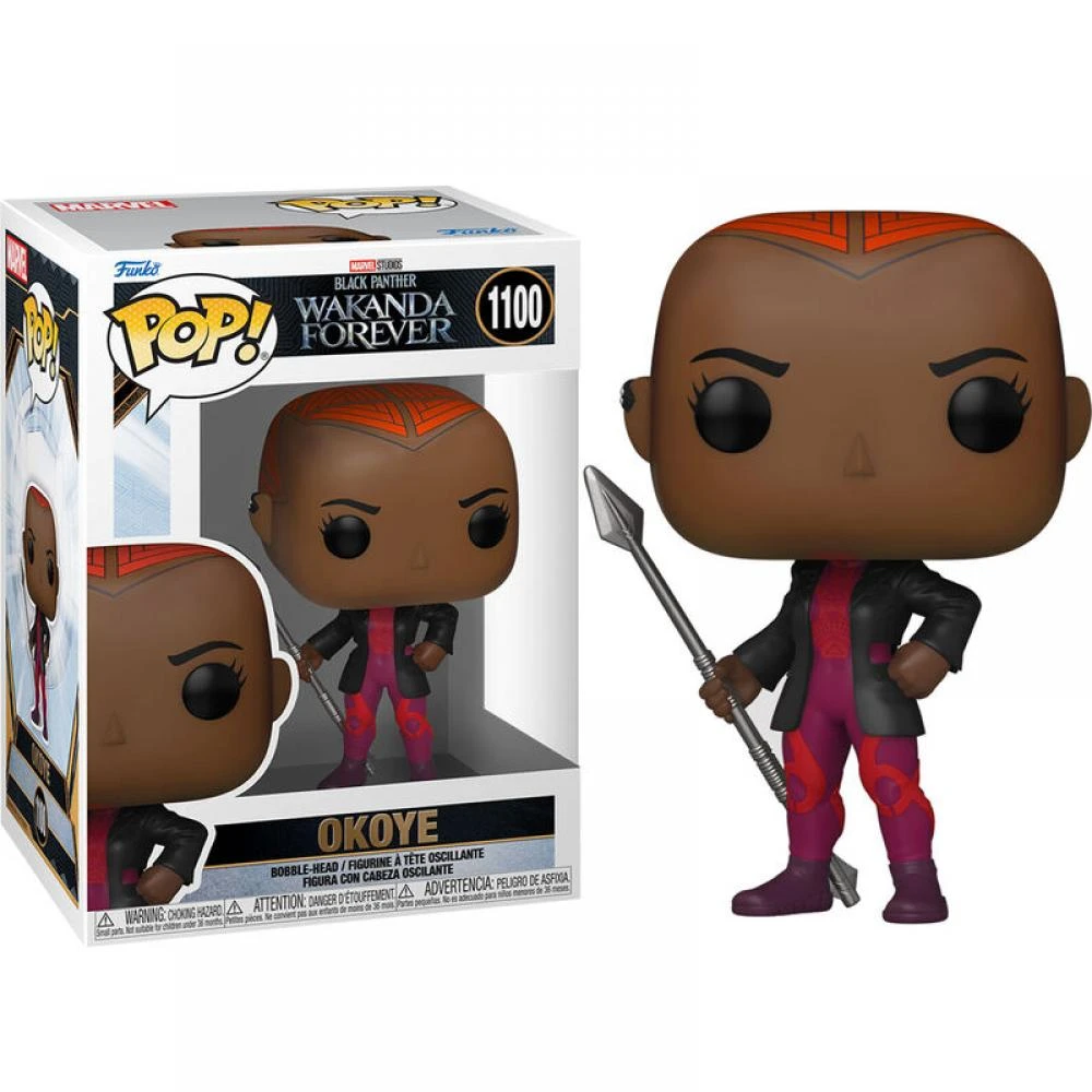 Figura Okoye Funko Pop con lancia. Indossa una giacca nera e un completo viola. Una scatola con la figura è sullo sfondo.