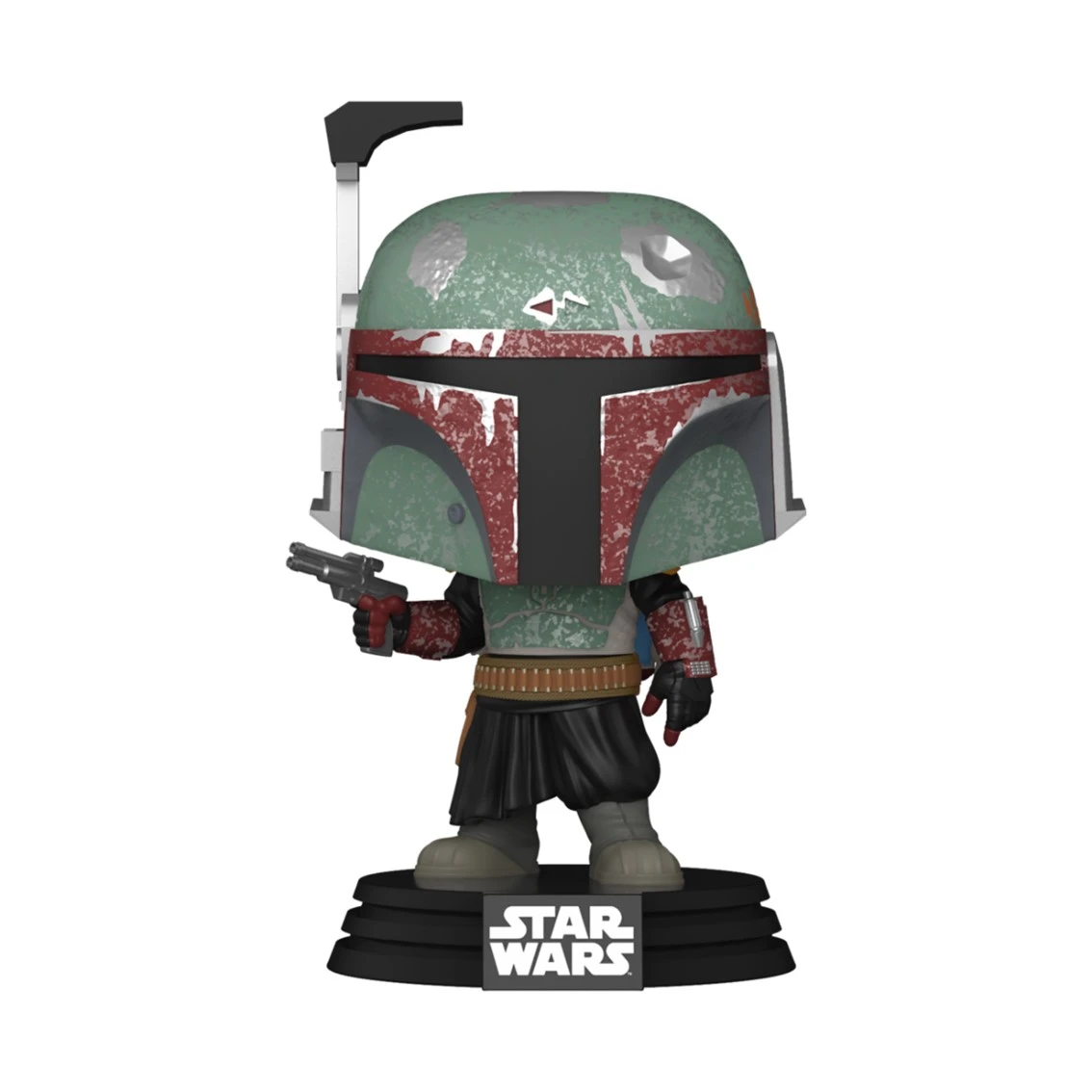 Una figura di Boba Fett Funko Pop è in piedi su una base di Star Wars, con un blaster. L'elmo è verde e rosso, con una visiera nera.