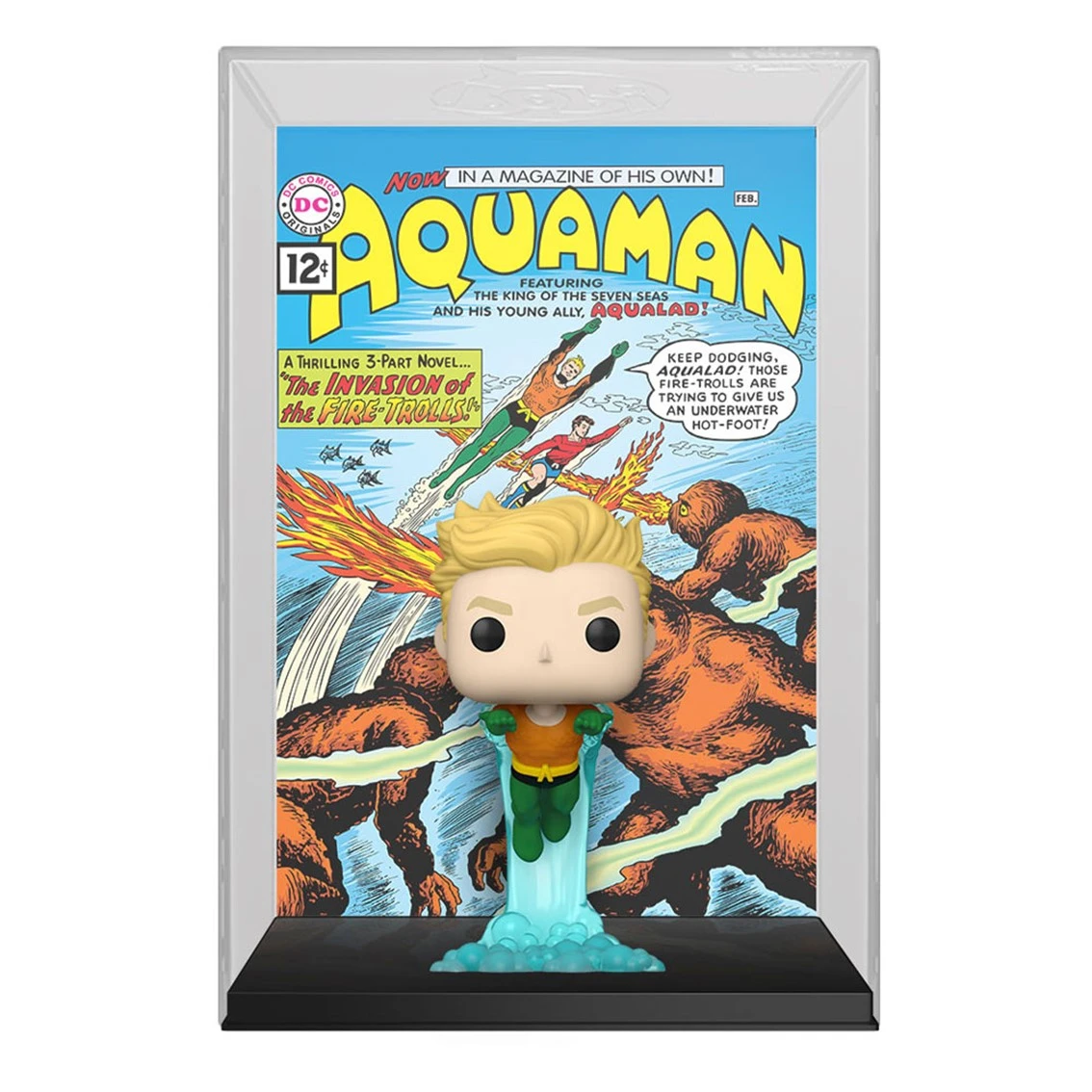 Figurka Aquamana przed okładką komiksu. Okładka przedstawia Aquamana i AQUALAD walczących z ogniami trollami. Figurka jest w gablotce.