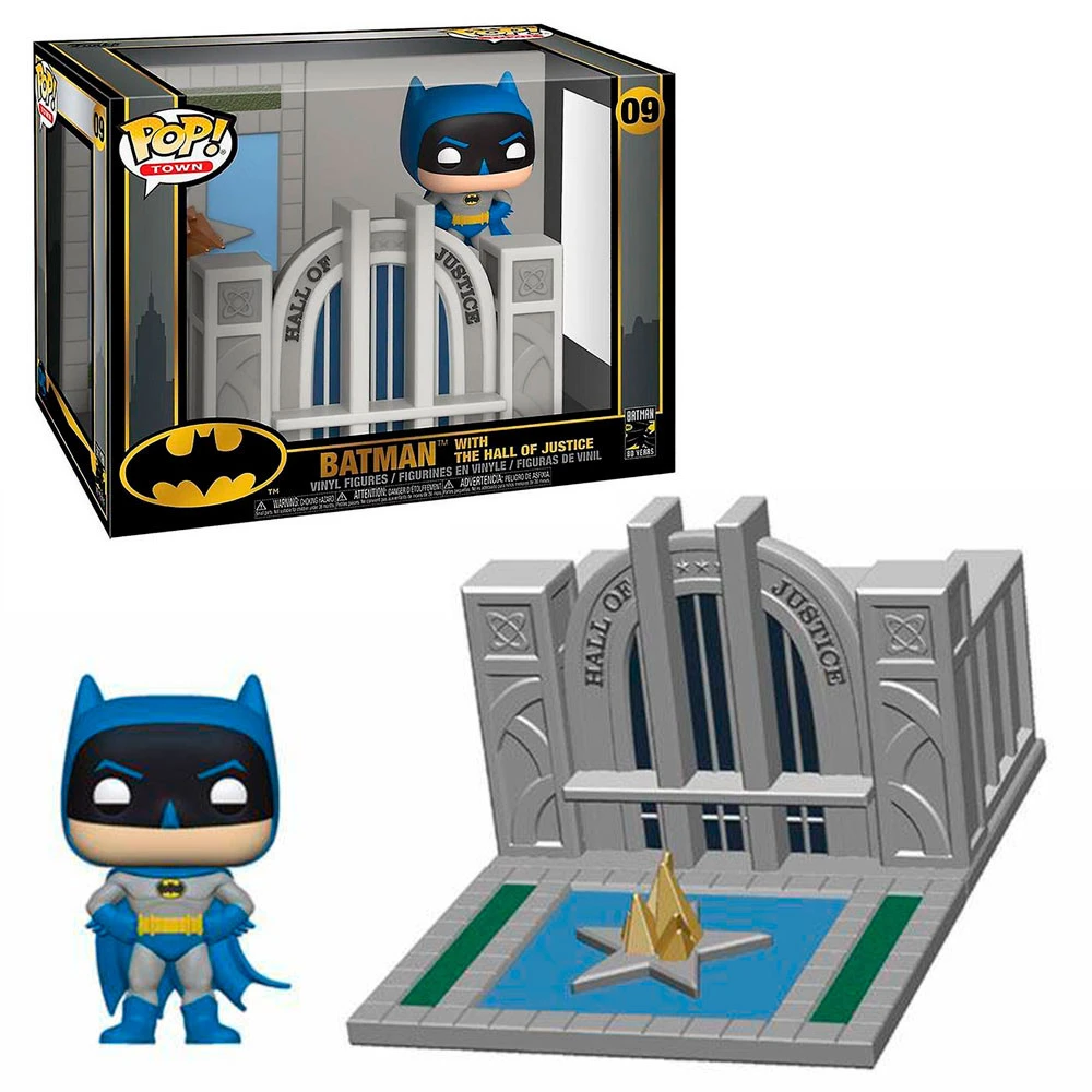 Una figura di Batman Funko Pop con lo sfondo della Hall of Justice. È in una scatola, e anche una figura sfusa. La Hall ha un design a forma di stella.