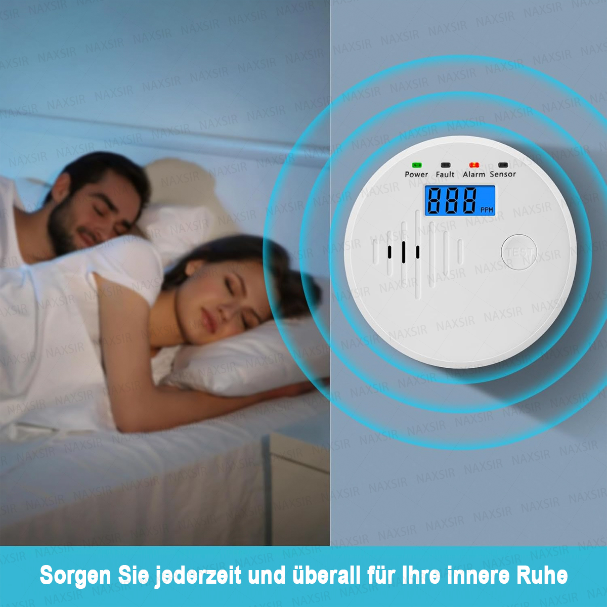 Ein Paar schläft im Bett in der Nähe eines Kohlenmonoxidmelders, der 888 PPM anzeigt. Der Detektor hat Strom-, Fehler- und Alarmanzeigen.