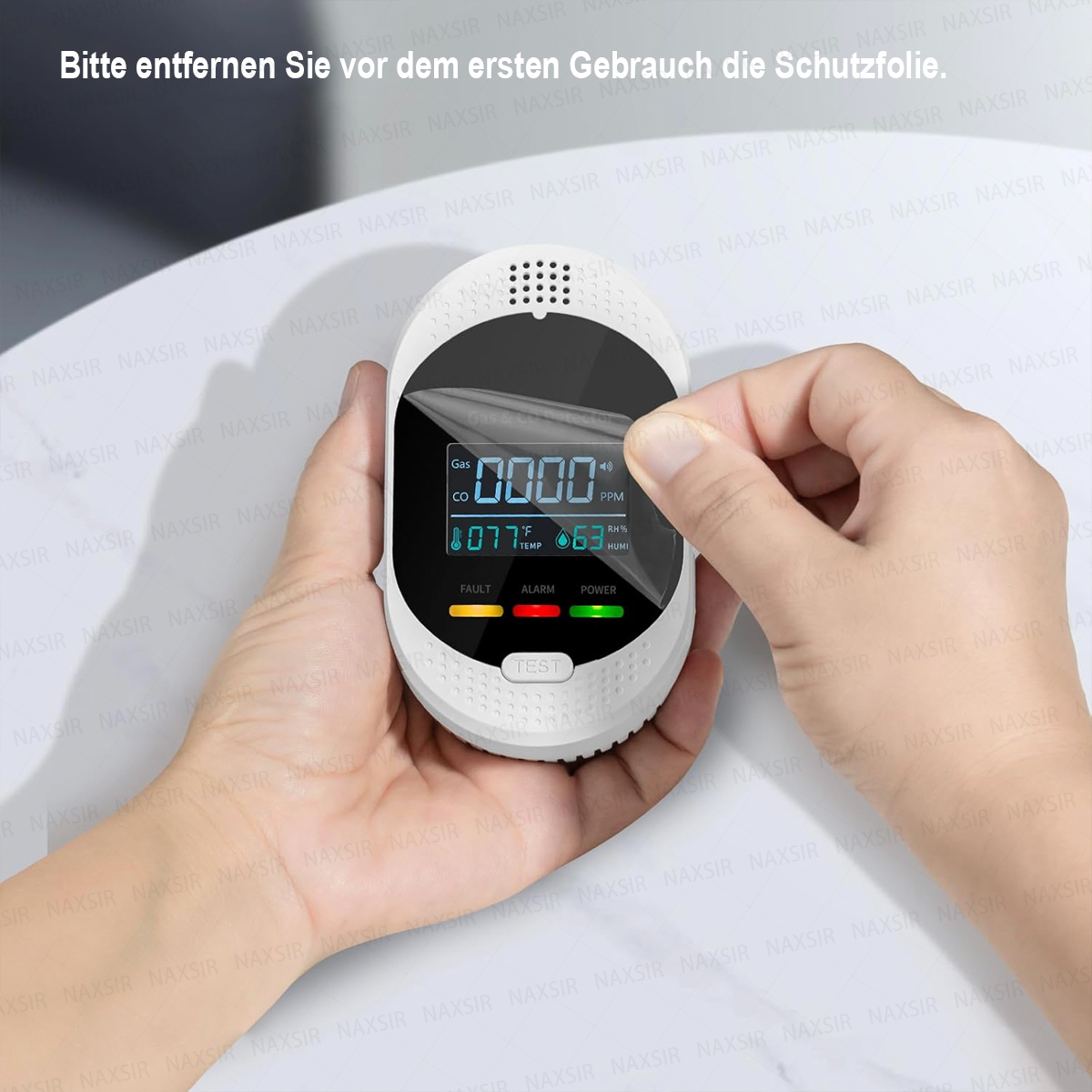Hand zieht eine Schutzfolie von einem weißen Gasdetektor ab. Das Display zeigt Messwerte. Oben steht: Folie vor Gebrauch entfernen.