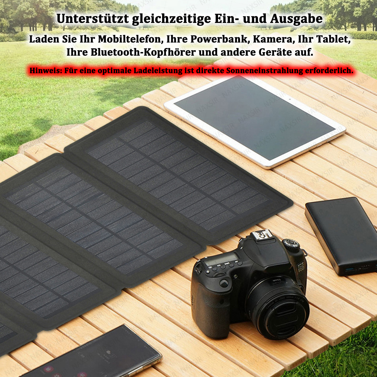 Ein Solarpanel mit Tablet, Kamera, Telefon und Powerbank auf einem Holztisch. Text auf Deutsch über das Aufladen von Geräten.