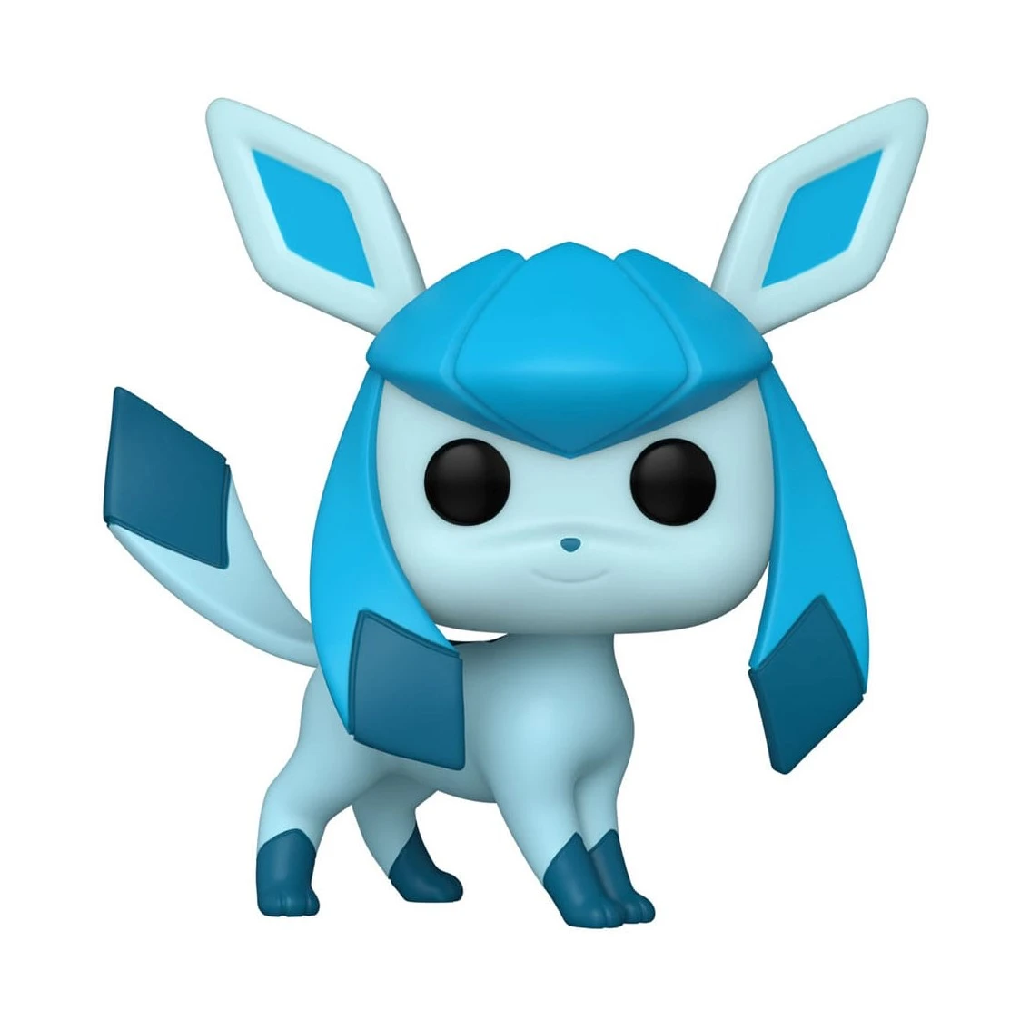 Eine Glaceon-Figur steht da, hellblauer Körper, dunkelblaue Akzente. Großer Kopf, schwarze Augen, spitze Ohren und ein Schwanz. Weißer Hintergrund.