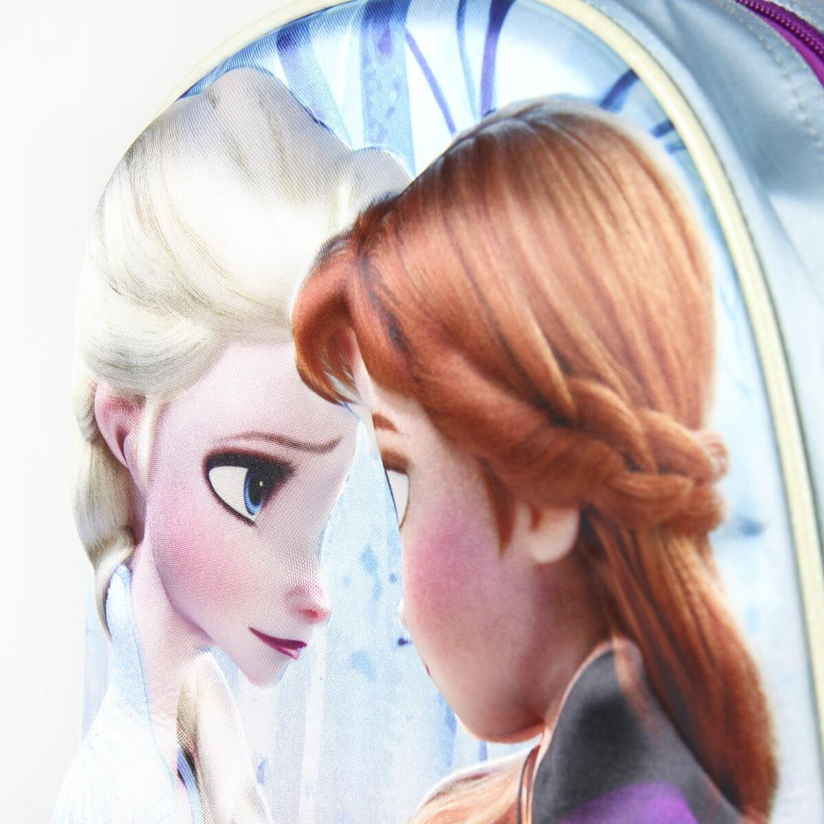 Elsa y Anna de Frozen se miran. Elsa tiene cabello rubio y Anna tiene cabello rojo. El fondo tiene patrones azules y blancos.