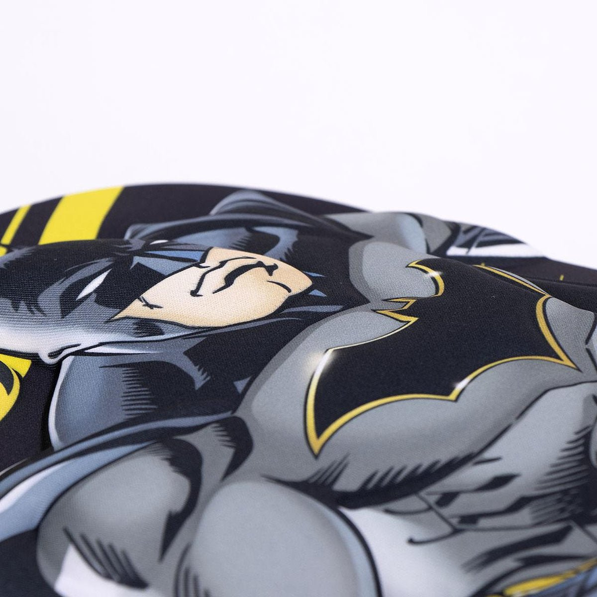Primer plano de un diseño de Batman. La imagen muestra parte de la cara y el pecho de Batman, con una combinación de colores gris y negro. El fondo es blanco.