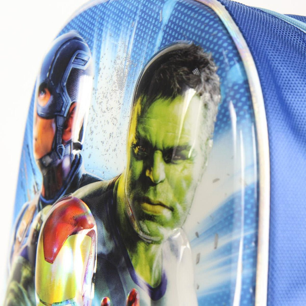 Una mochila con Hulk, Ant-Man e Iron Man. Hulk es verde, Ant-Man tiene un casco oscuro e Iron Man tiene un casco rojo y amarillo.