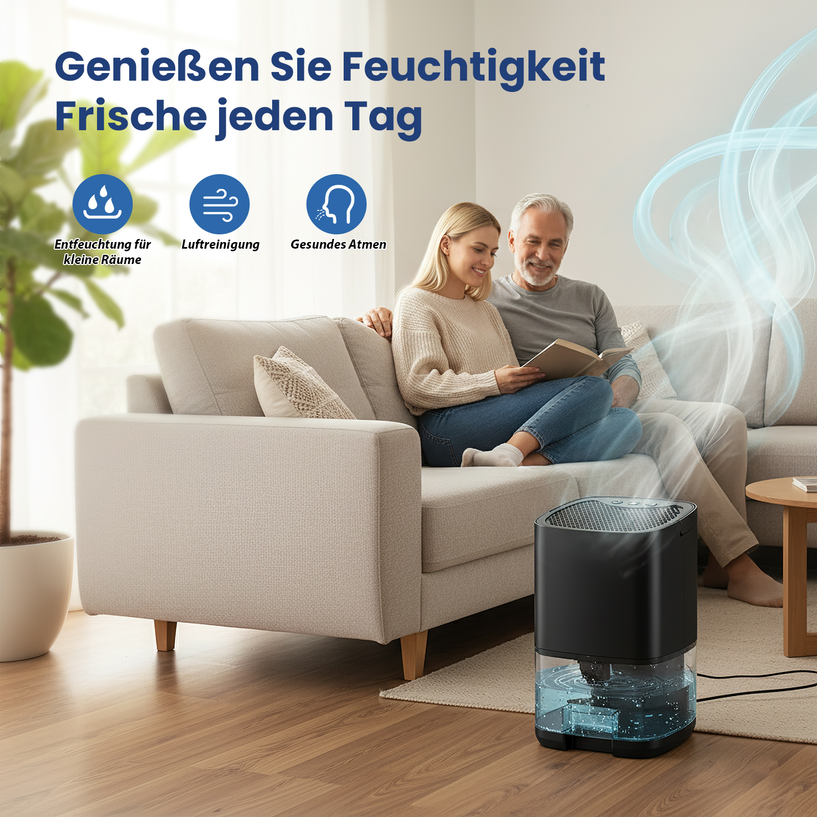 Ein Paar liest auf einem Sofa in der Nähe eines Luftreinigers. Symbole zeigen Entfeuchtung, Luftreinigung und gesundes Atmen.