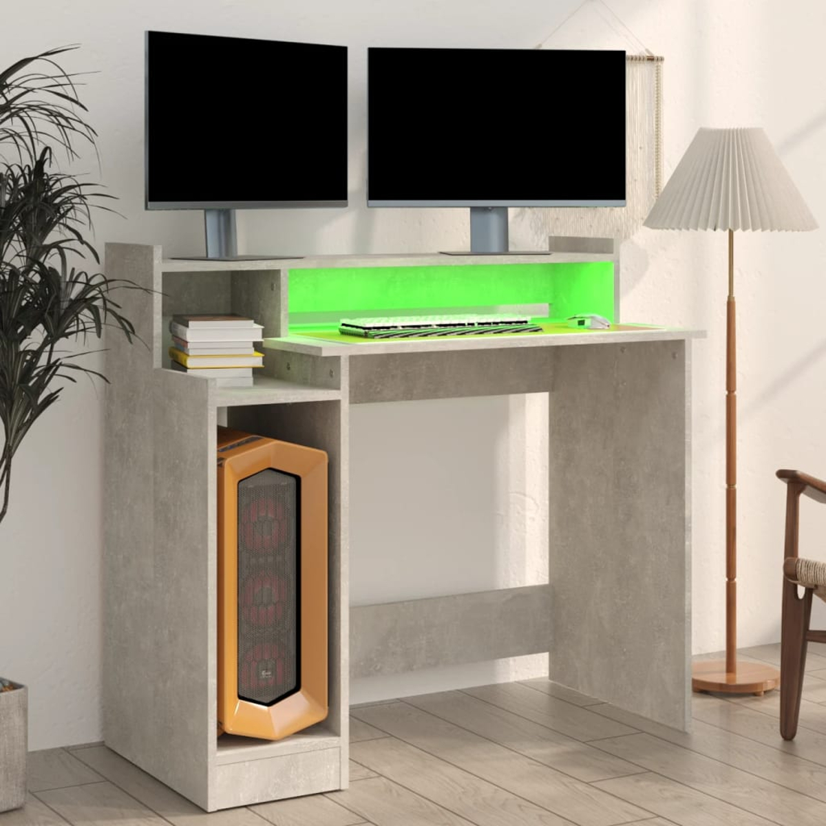 Ein Computertisch mit zwei Monitoren, einem Computergehäuse und einer Tastatur. Eine Lampe und ein Stuhl sind im Hintergrund.