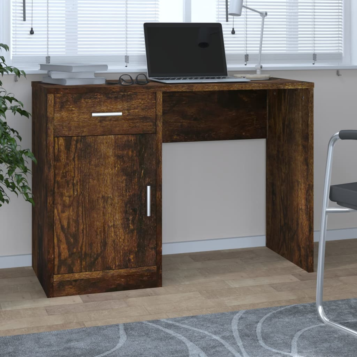 Holzschreibtisch mit Laptop, Brille und Büchern. Er hat eine Schublade und einen Schrank. Ein Stuhl und Fenster sind sichtbar.