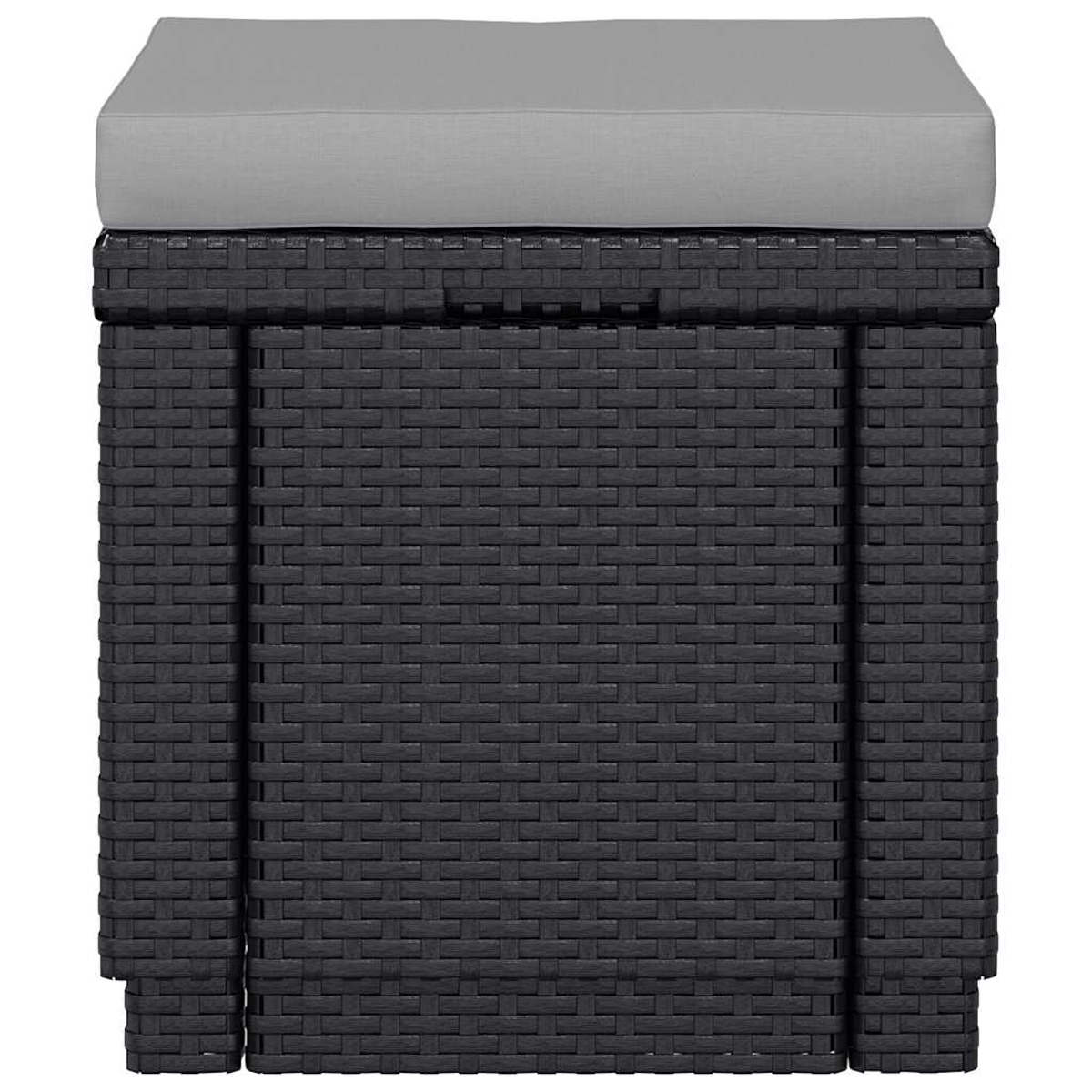 Ein schwarzer, gewebter Outdoor-Hocker mit einem grauen Kissen oben drauf. Der Hocker ist rechteckig.