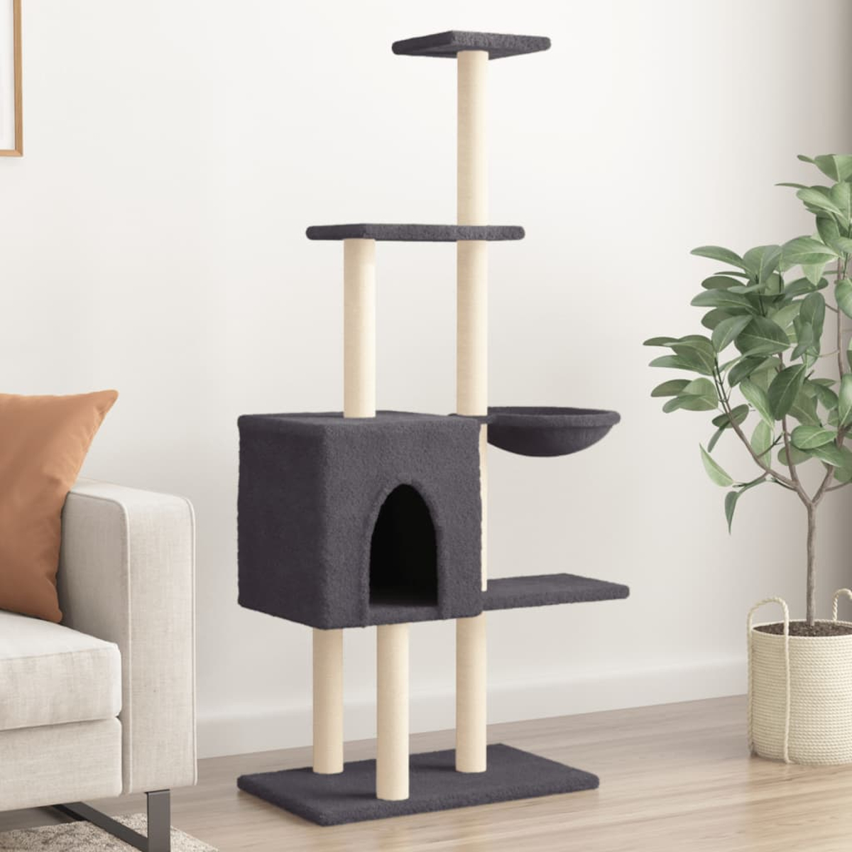 Ein grauer Katzenbaum steht in einem Raum. Er hat mehrere Ebenen, eine Höhle und eine Schüssel. Ein Sofa, eine Pflanze und ein Korb sind in der Nähe.