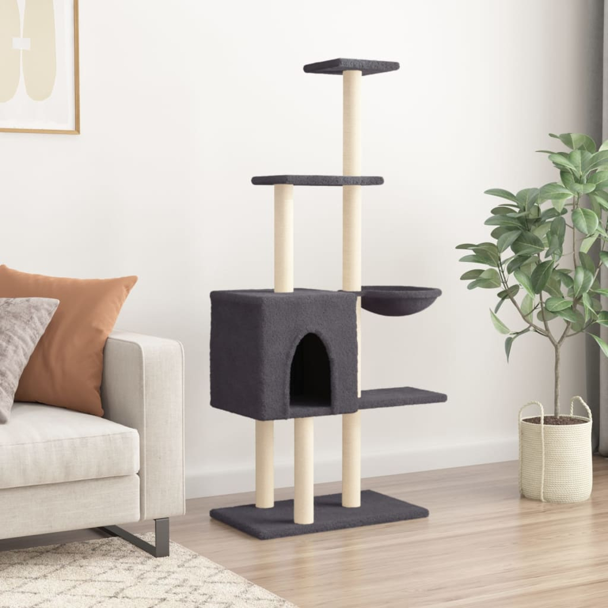 Ein Katzenbaum mit grauen Plattformen, einem Haus und beigefarbenen Pfosten. Eine weiße Couch, ein Teppich und eine Topfpflanze befinden sich im Hintergrund.
