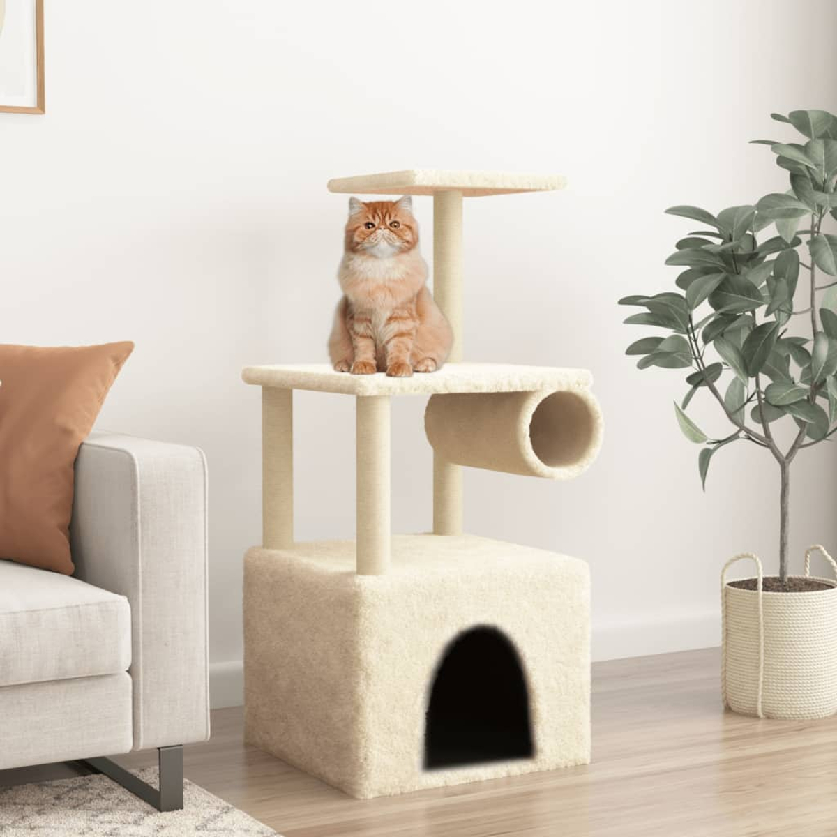 Eine orange Katze sitzt auf einem beigen Kratzbaum. Der Hintergrund umfasst ein Sofa, eine Pflanze und eine weiße Wand.