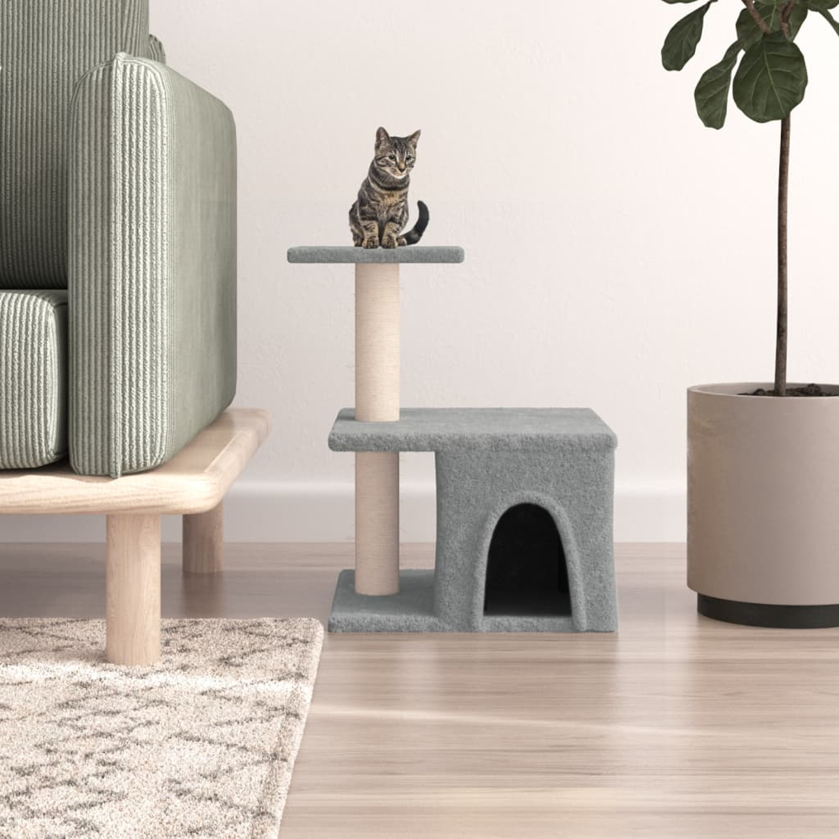 Eine Katze sitzt auf einem grauen Kratzbaum. Auf beiden Seiten befinden sich ein Sofa und eine Pflanze. Der Boden ist aus Holz.