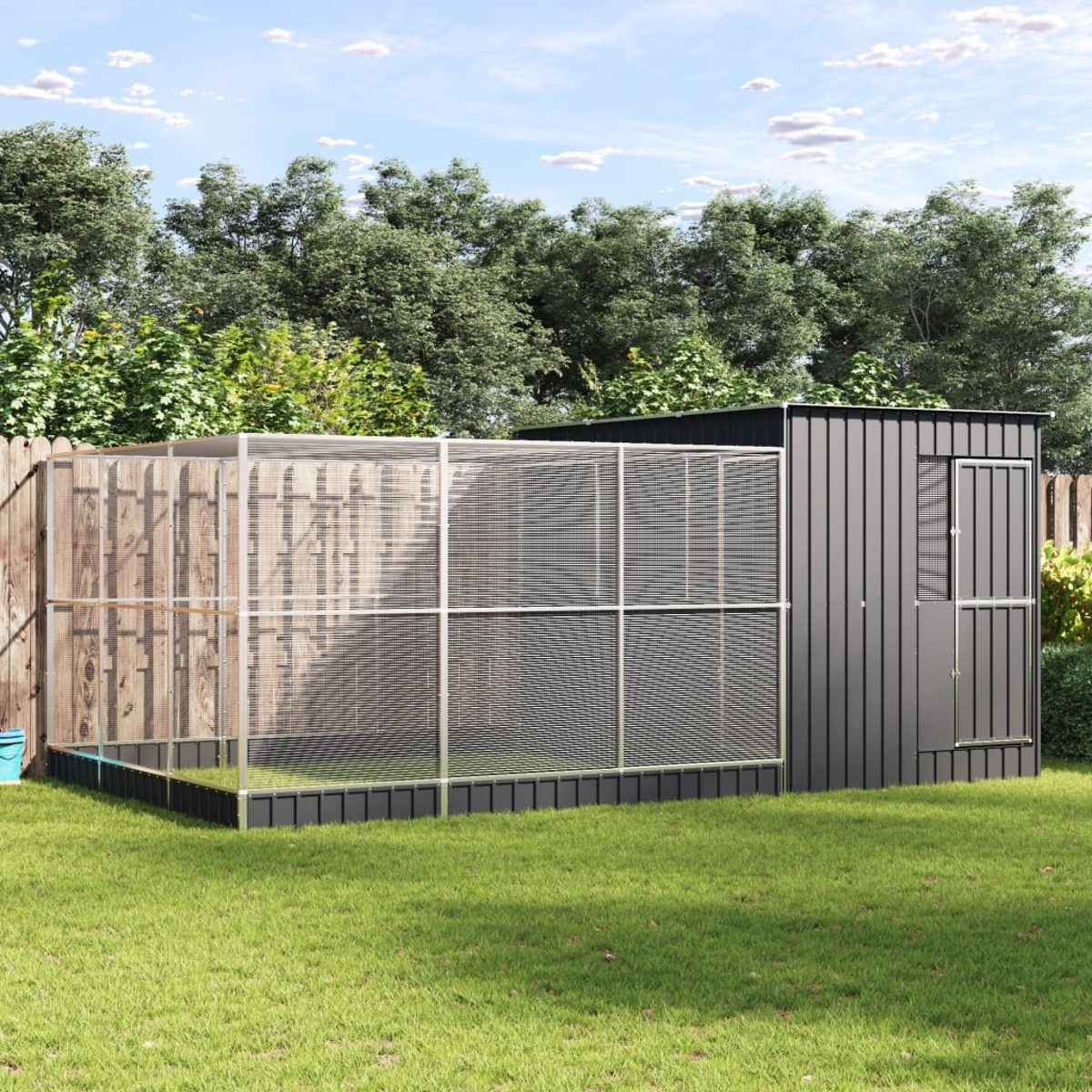 Eine Gartenszene mit einer großen, geschlossenen Struktur. Es hat einen Holzzaun, ein Drahtgeflechtgehäuse und einen dunkelgrauen Schuppen mit einem Fenster.