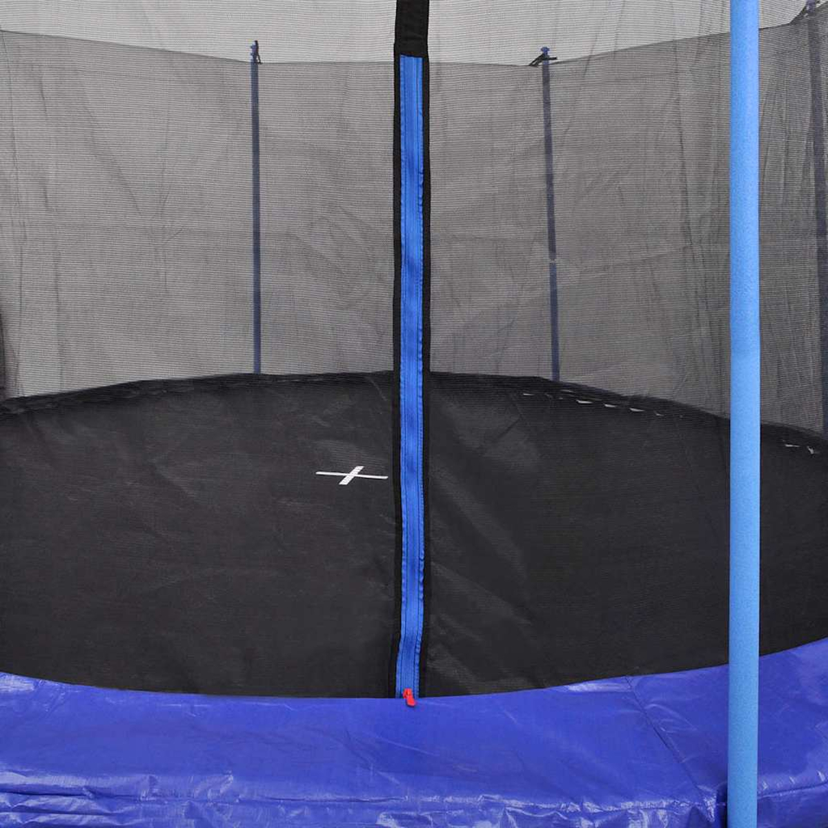 Nahaufnahme eines Trampolins. Es hat eine schwarze Sprungfläche, einen blauen Rahmen und ein Sicherheitsnetz. Ein blauer Reißverschluss verläuft mittig.