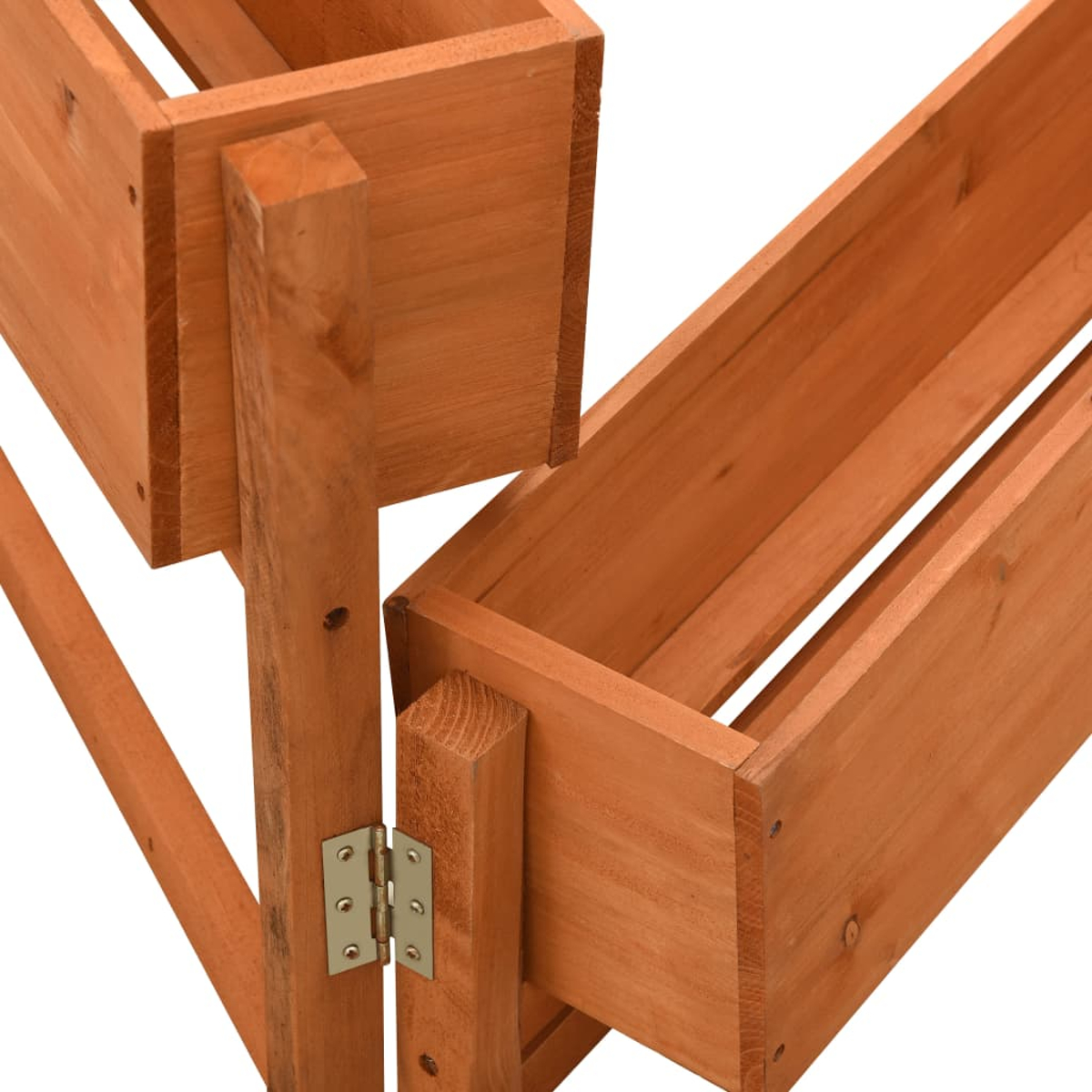 Holzpflanzkästen, hellbraune Farbe, mit Scharnier und Tragwerk. Die Kisten sind leer, der Hintergrund ist weiß.