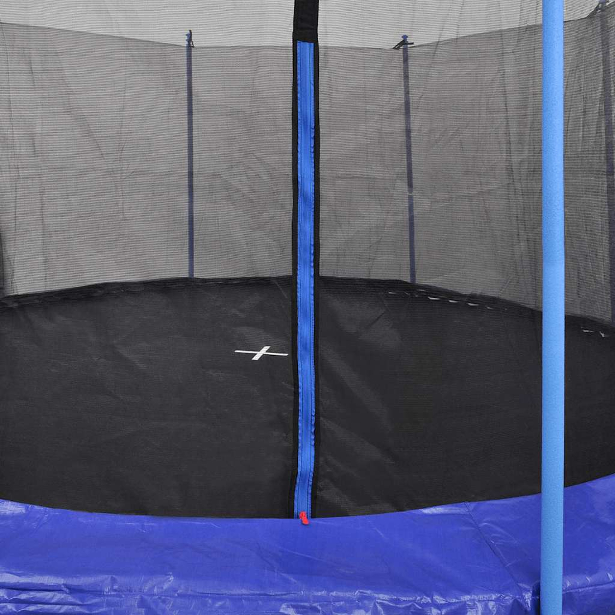 Nahaufnahme eines Trampolins. Schwarze Sprungfläche, blauer Rahmen, Sicherheitsnetz und blaue Stangen. Vorne ein Reißverschluss.