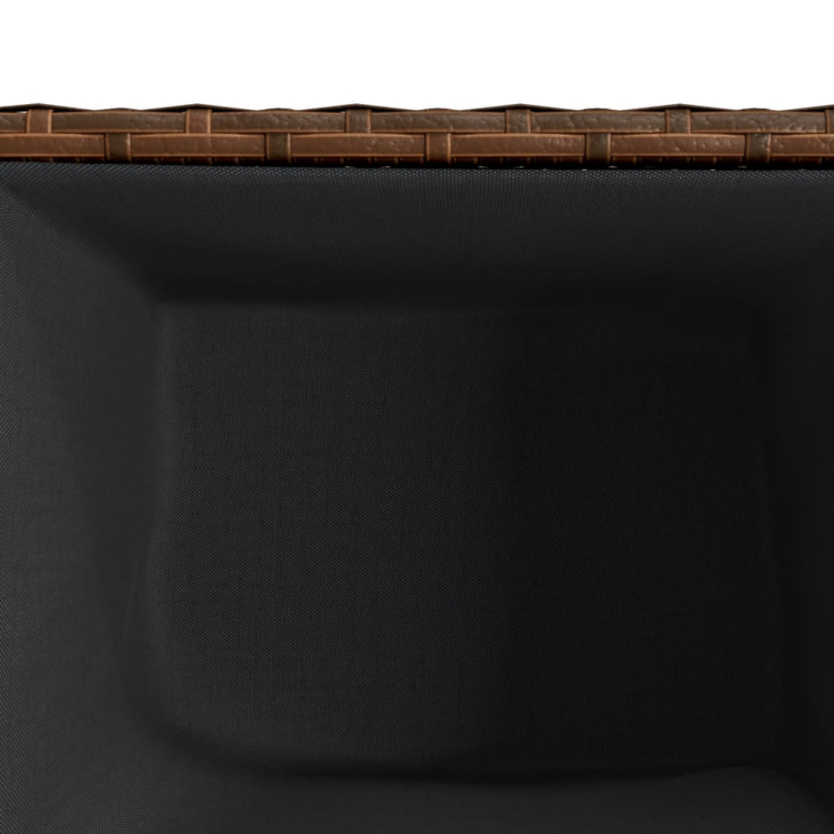 Primo piano del bordo di un cesto marrone intrecciato, interno grigio scuro. L'interno ha una trama simile al tessuto.