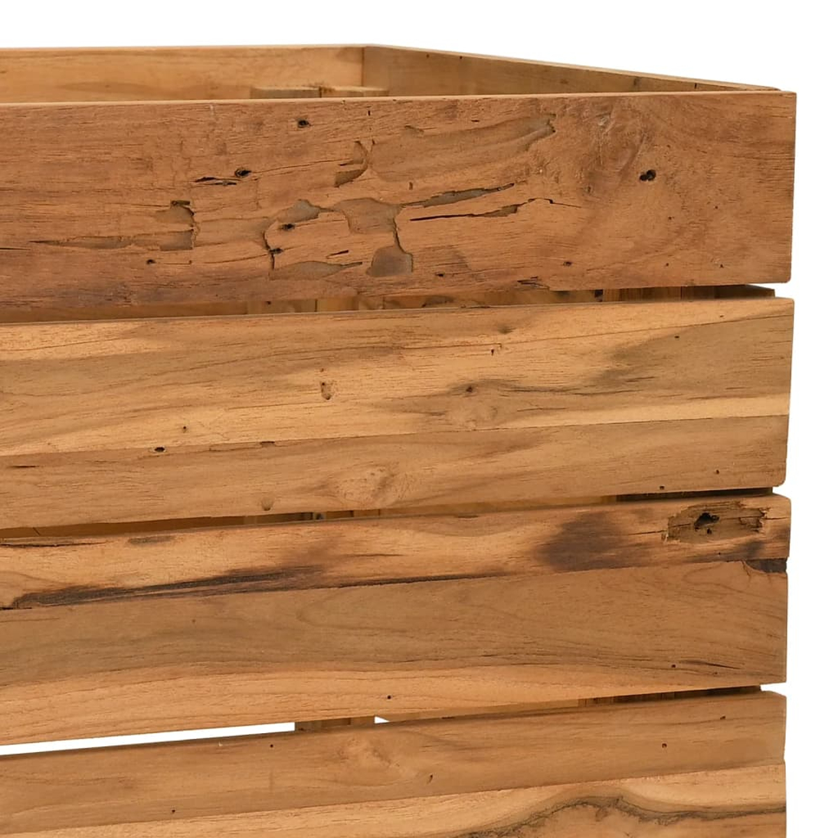 Nahaufnahme einer Holzkiste mit sichtbarer Holzmaserung und Knoten. Die Kiste besteht aus hellbraunen Brettern.
