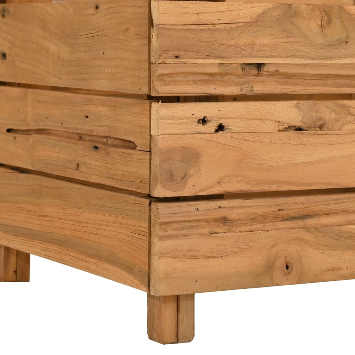 Nahaufnahme einer Holzkonstruktion mit sichtbarer Maserung und Knoten. Die Struktur besteht aus rechteckigen Holzbrettern und steht auf kurzen Beinen.