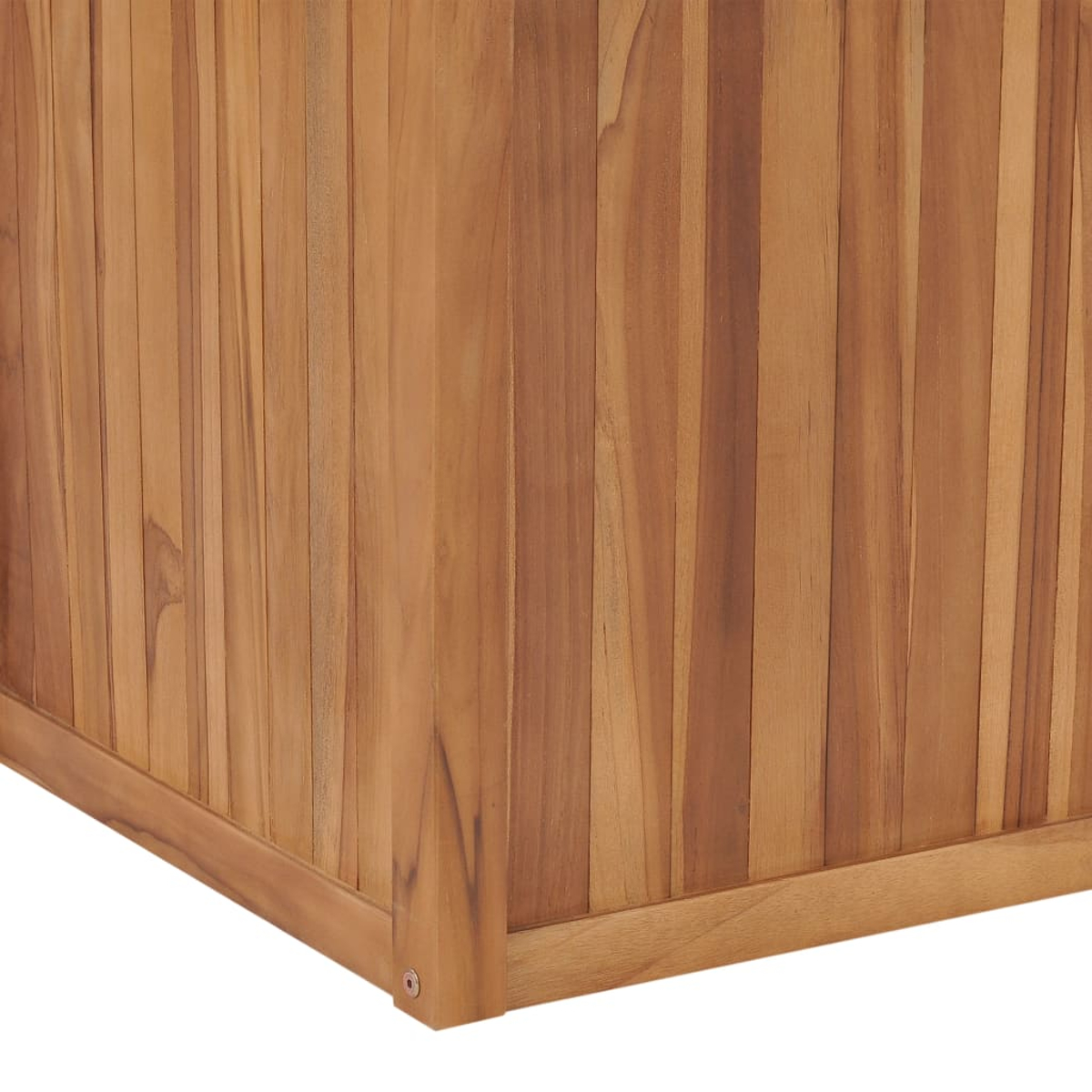 Nahaufnahme einer Holzkiste. Die Kiste besteht aus vertikalen Holzplanken. Das Holz hat eine natürliche, hellbraune Farbe.