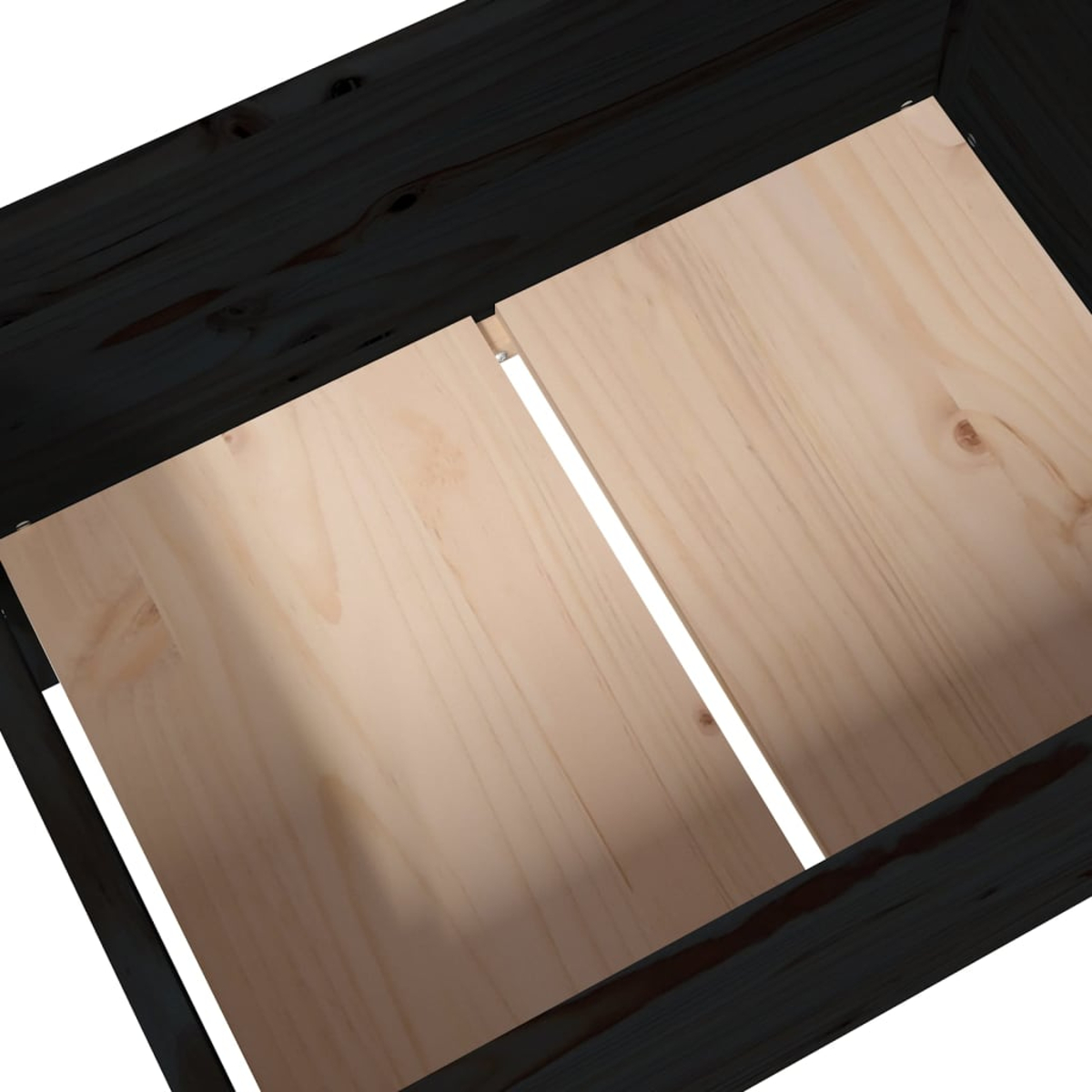 Innenraum einer Holzkiste. Helle Holzpaneele bilden die Basis, umrahmt von dunklem Holz. Eine mittlere Lücke teilt die Paneele.