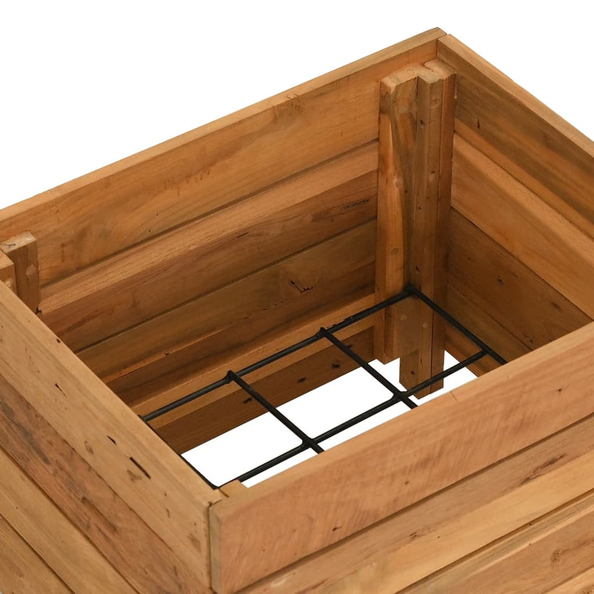 Ein hölzerner Pflanzkasten mit einem schwarzen Metallgitter im Inneren. Das Holz ist hellbraun und die Box ist quadratisch.