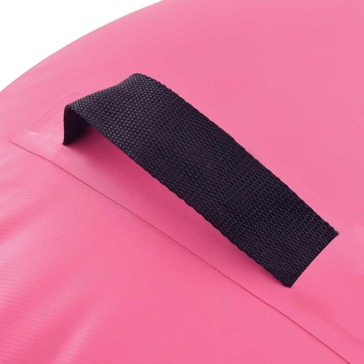 Primo piano di materiale rosa con un manico a cinghia nero attaccato. Il manico è angolato e cucito al tessuto rosa.