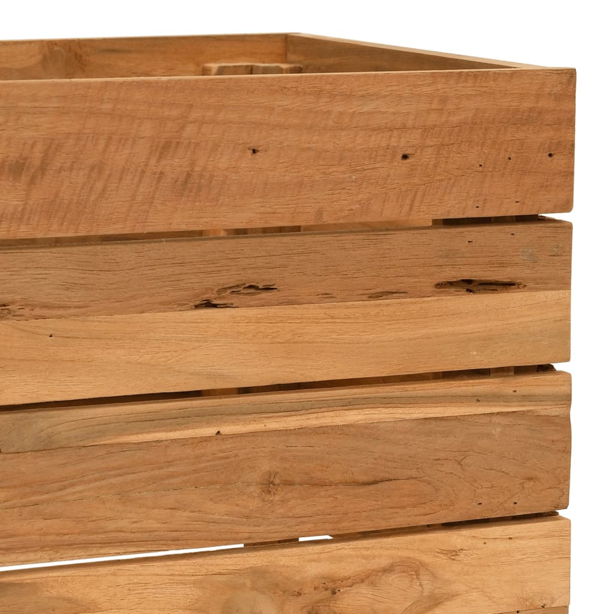Nahaufnahme einer Holzkiste. Die Kiste besteht aus hellbraunem Holz und hat ein Latten-Design. Der Hintergrund ist weiß.