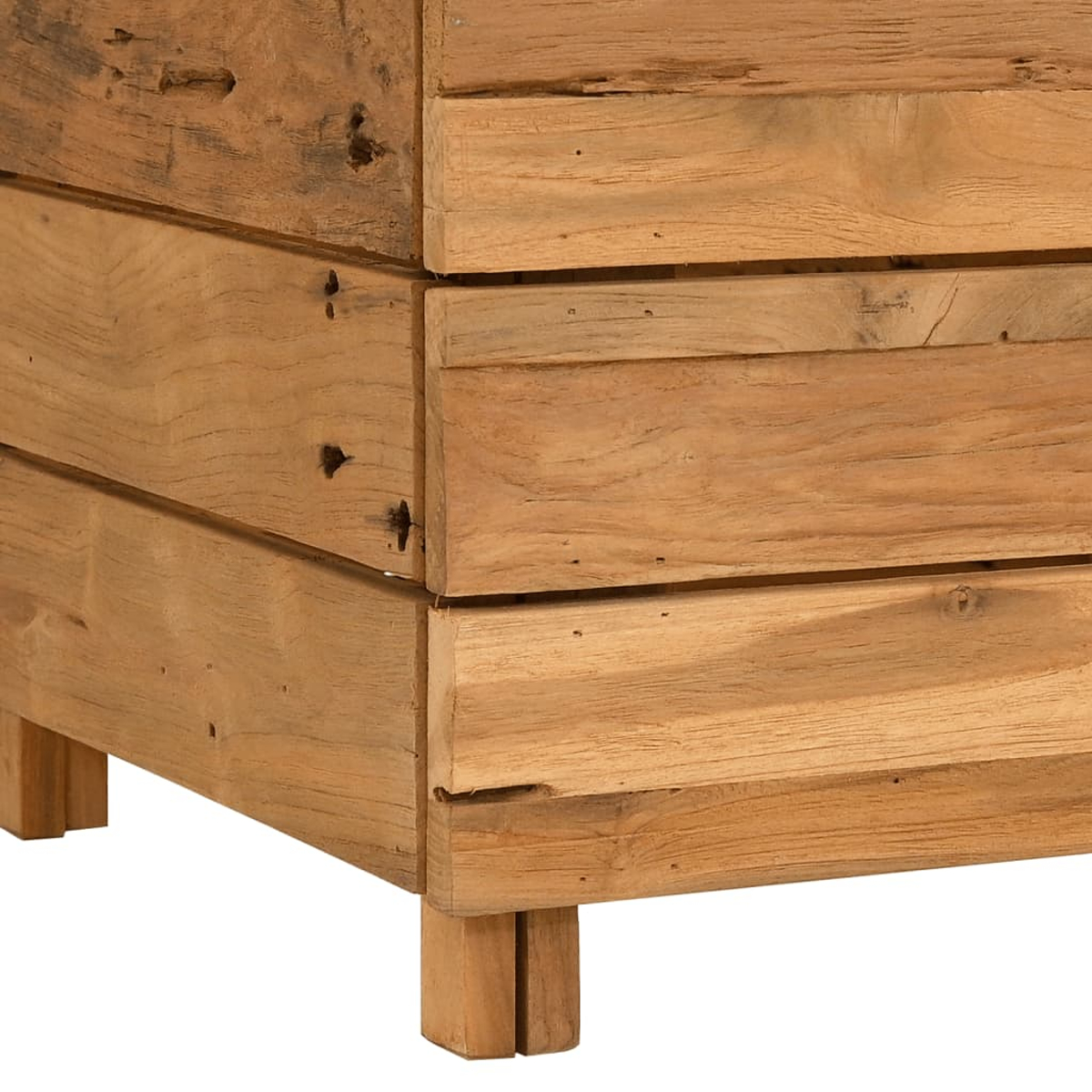 Nahaufnahme einer Holzkonstruktion. Hellbraune, rechteckige Bretter sind zusammengesetzt. Sichtbar sind die Beine und die Seite einer Holzkiste.