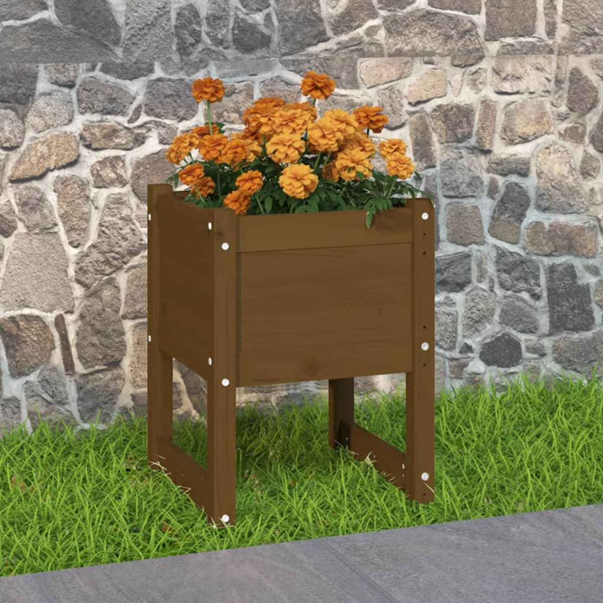 Ein Holzkasten mit orangefarbenen Blumen steht auf Gras. Eine Steinmauer bildet den Hintergrund. Der Pflanzer hat ein braunes Finish.
