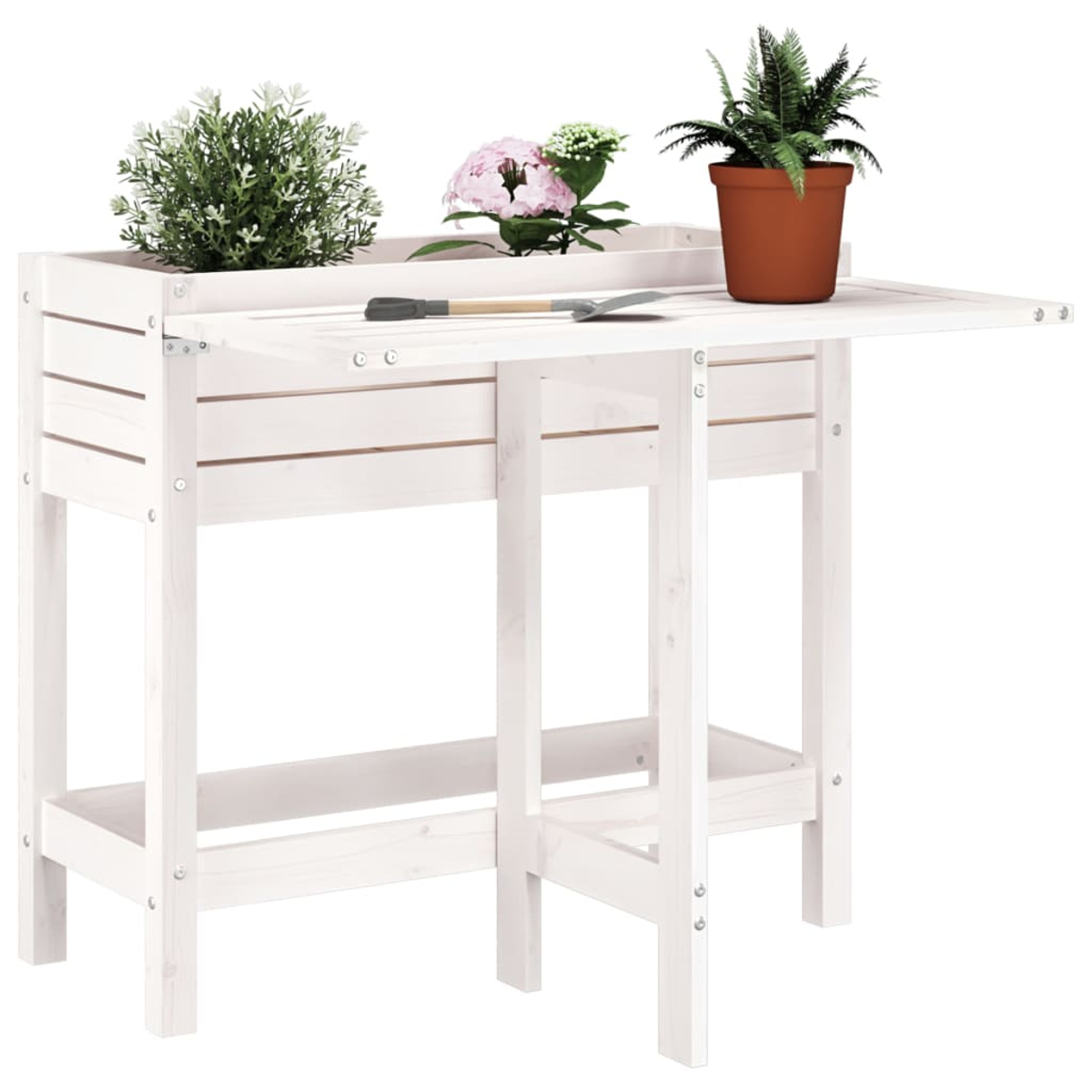 Weißer Holz-Anzuchttisch mit Pflanzen und Gartengeräten. Töpfe mit grünen und rosa Blumen. Werkzeuge liegen auf der Werkbank.