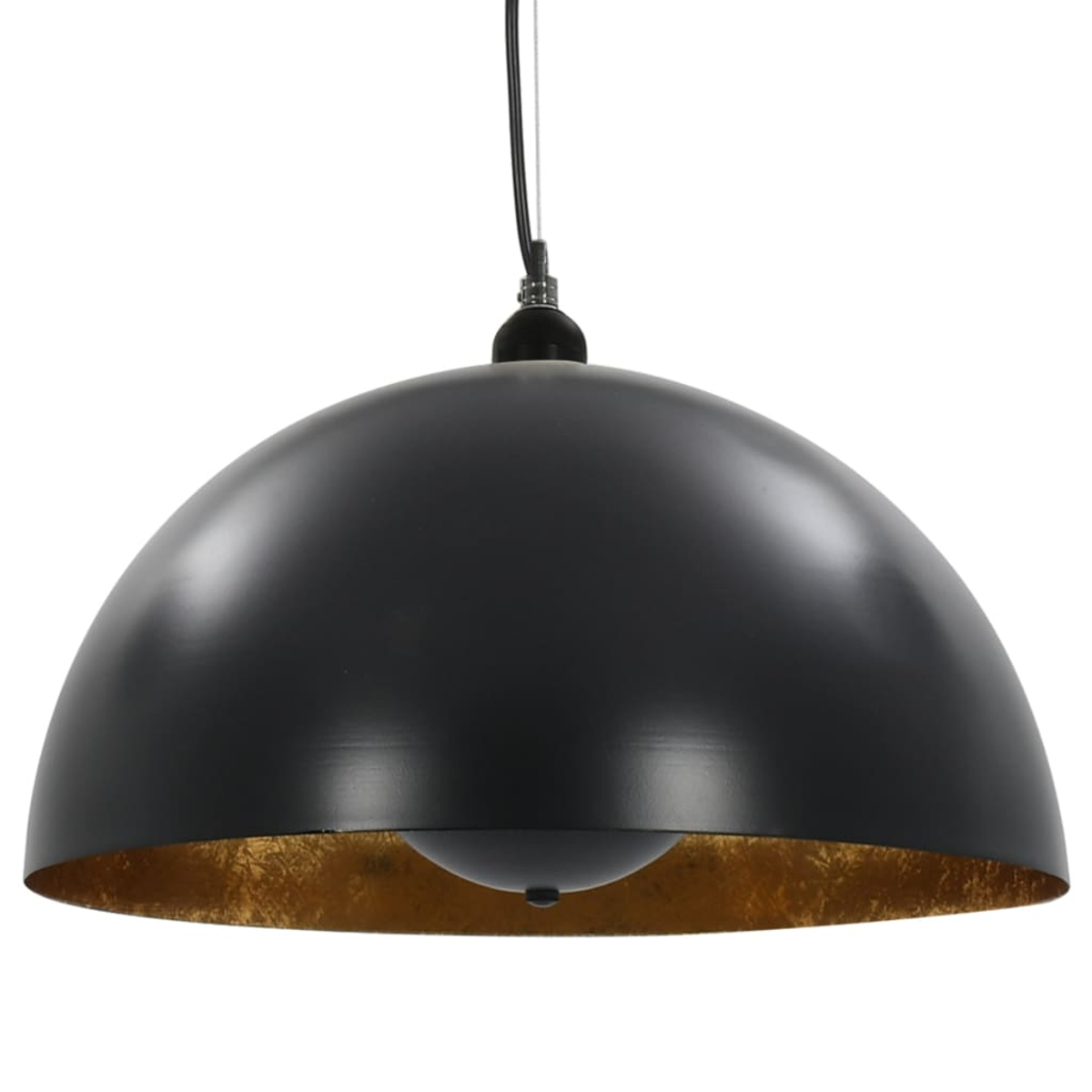 Eine schwarze, kuppelförmige Pendelleuchte hängt an einem Draht. Das Innere der Lampe ist goldfarben, mit einer Glühbirne unten.