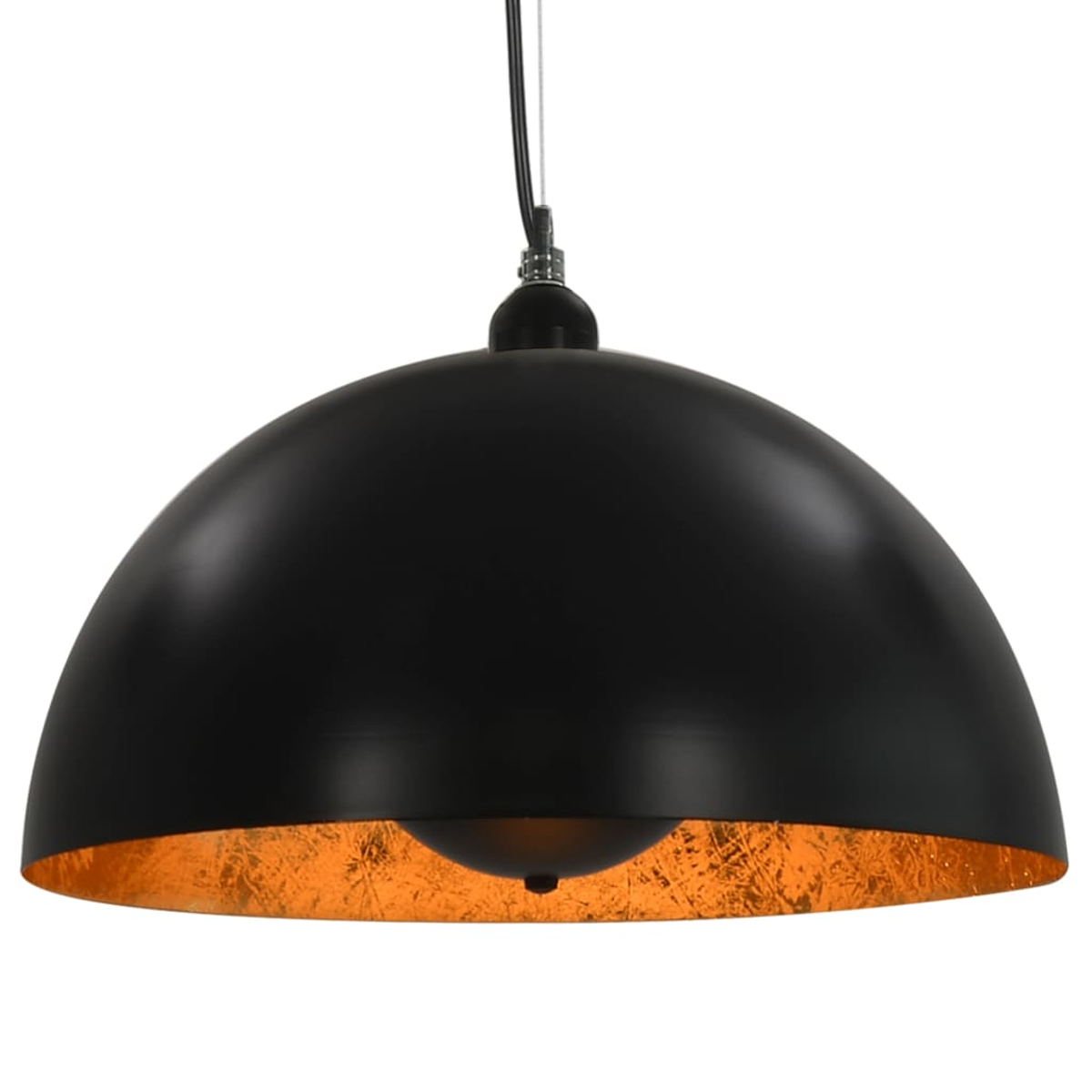 Eine schwarze, kuppelförmige Hängeleuchte mit goldenem Innenraum. Darüber sind ein schwarzes Kabel und eine Tragstruktur zu sehen.